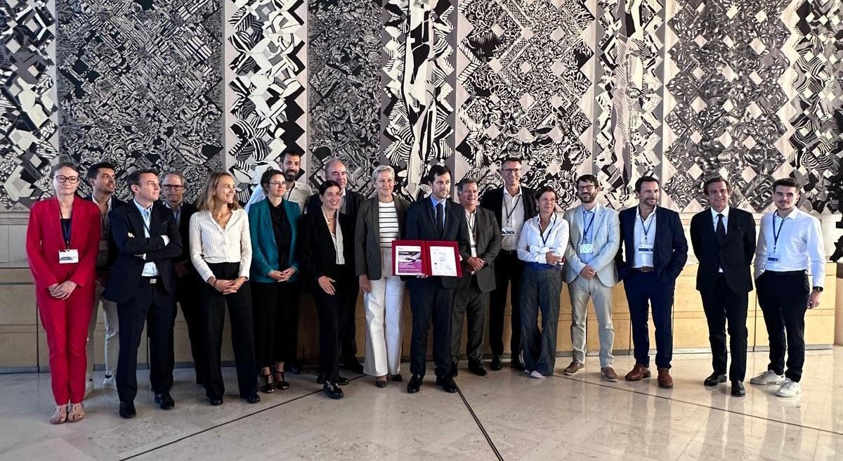Groupe de personnes posant pour une photo au ministères Économiques et Financiers lors de la signature de la Charte de bonnes pratiques pour la vente d’appareils numériques reconditionnés sur les places de marché