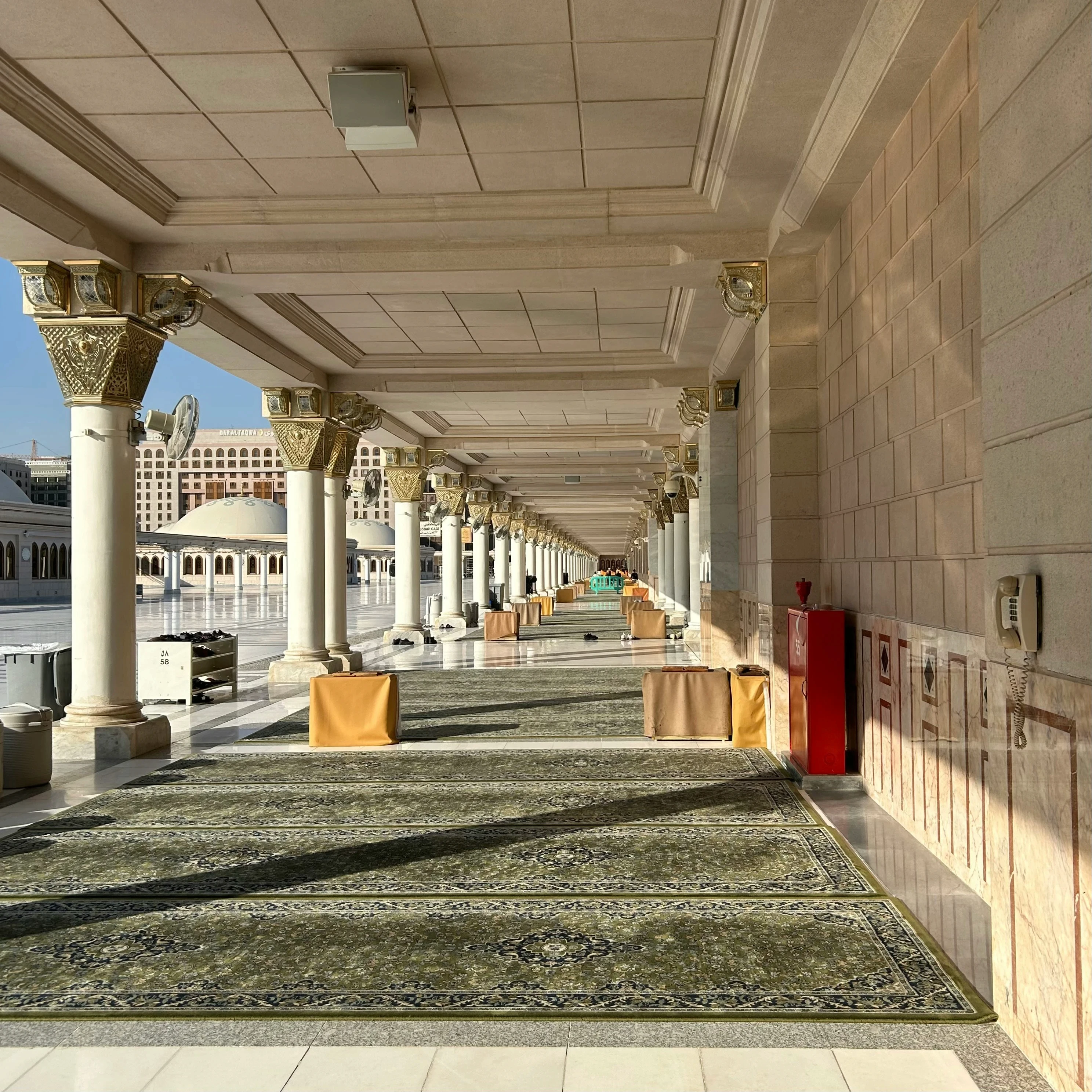 Gebedskleden op het dak van Masjid an-Nabawi in Medina