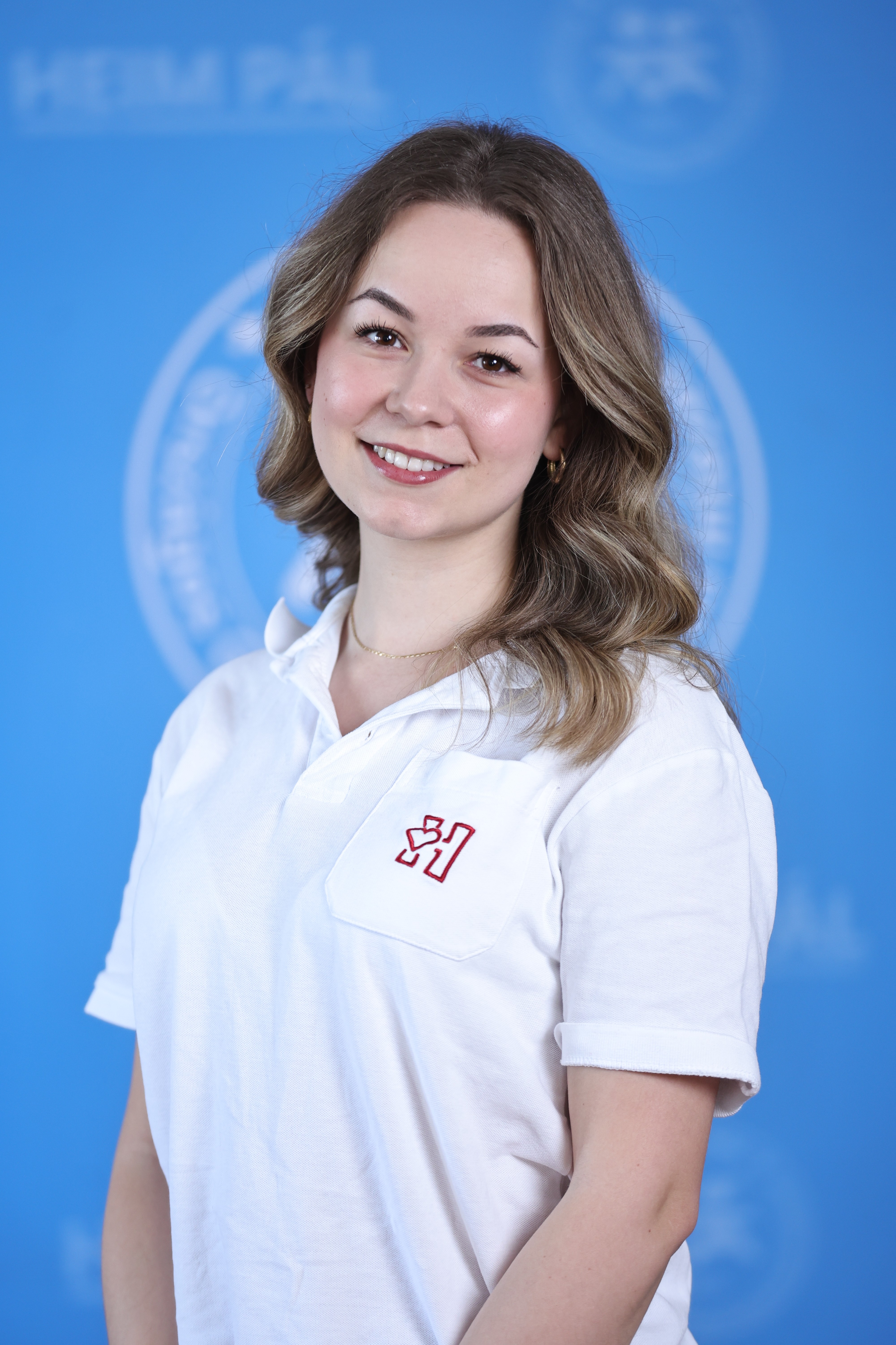 Félhosszú hajú nő fehér pólóban