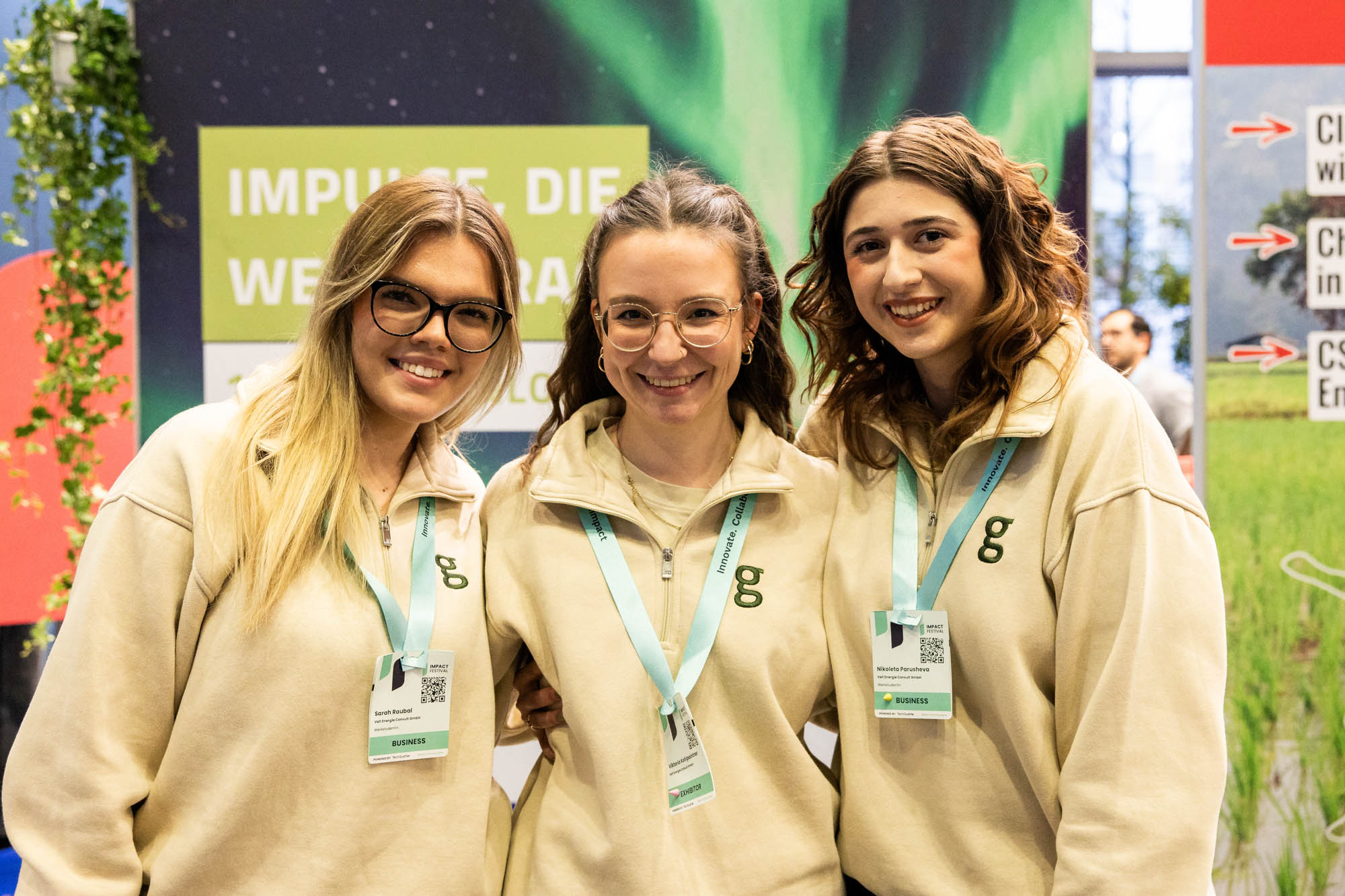 Zwei Geschäftspersonen stehen an einem Konferenztisch und diskutieren intensiv