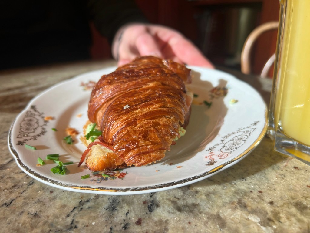 Frisch belegtes hausgemachtes Croissant zum Frühstück in der nähe