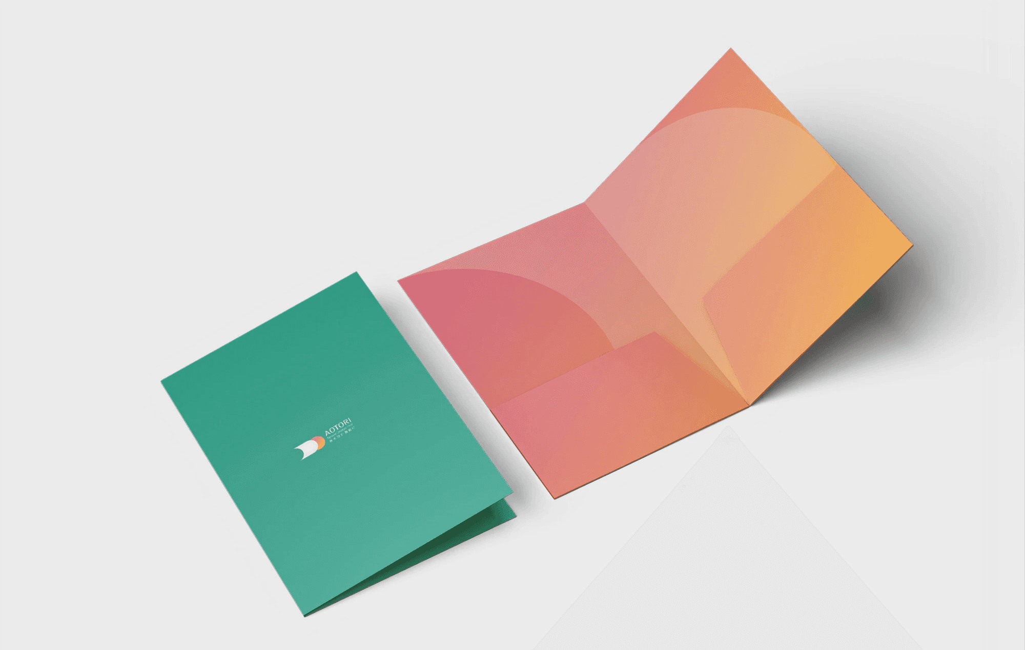這張圖展示了春禾設計事務所的文件夾設計。文件夾外部為綠色,內部為粉紅色和黃色的漸變色設計,封面上有「AOTORI」品牌標誌。