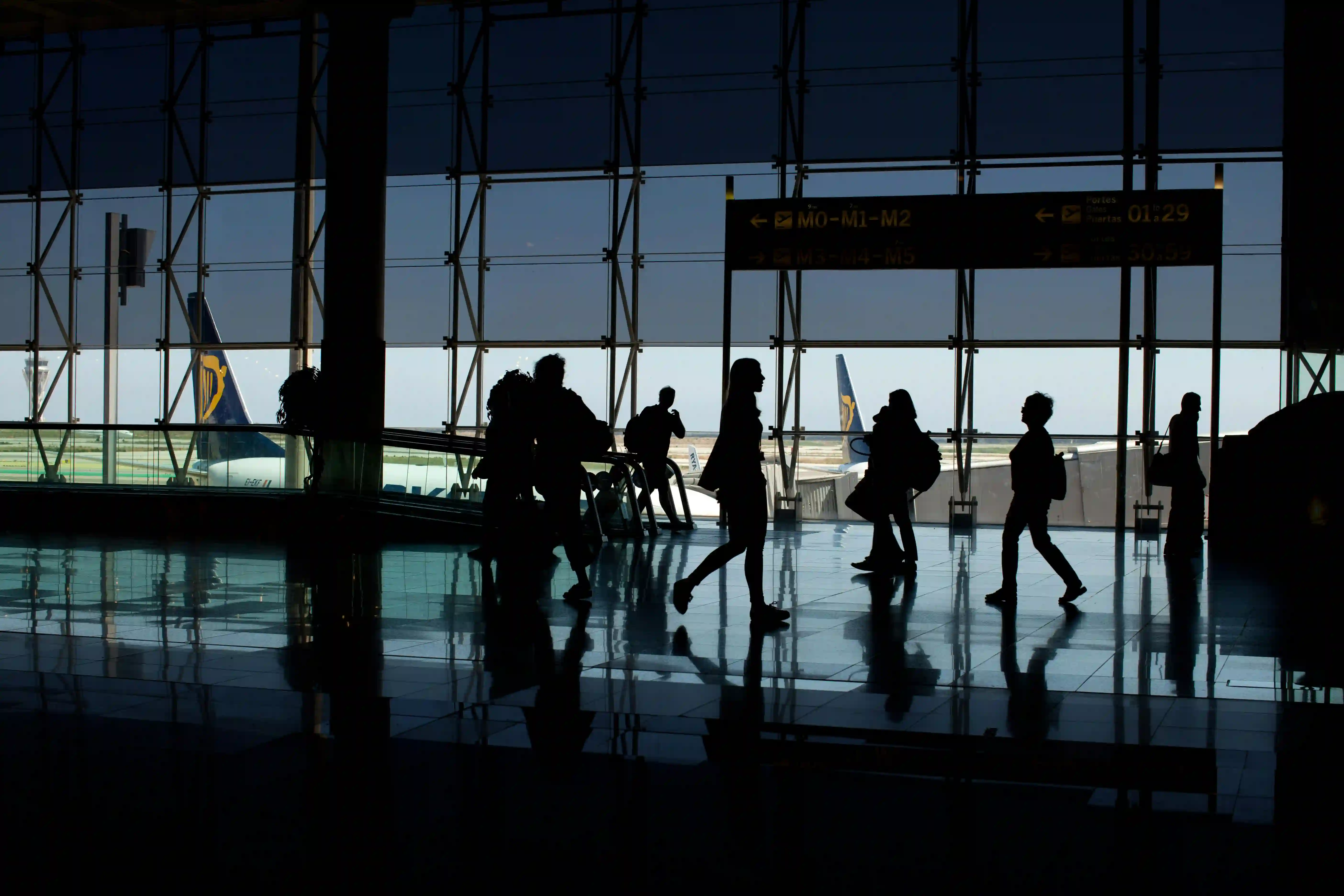 Menschen, die in einem Flughafen vorbeigehen