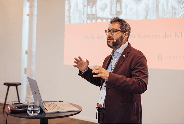 Prof. Dr. Dr. Oliver Hoffmann vor einem Pult während des Seminars