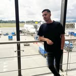 Darwin Rios en entorno profesional con vista exterior, representando liderazgo, emprendimiento y marca personal en negocios digitales.