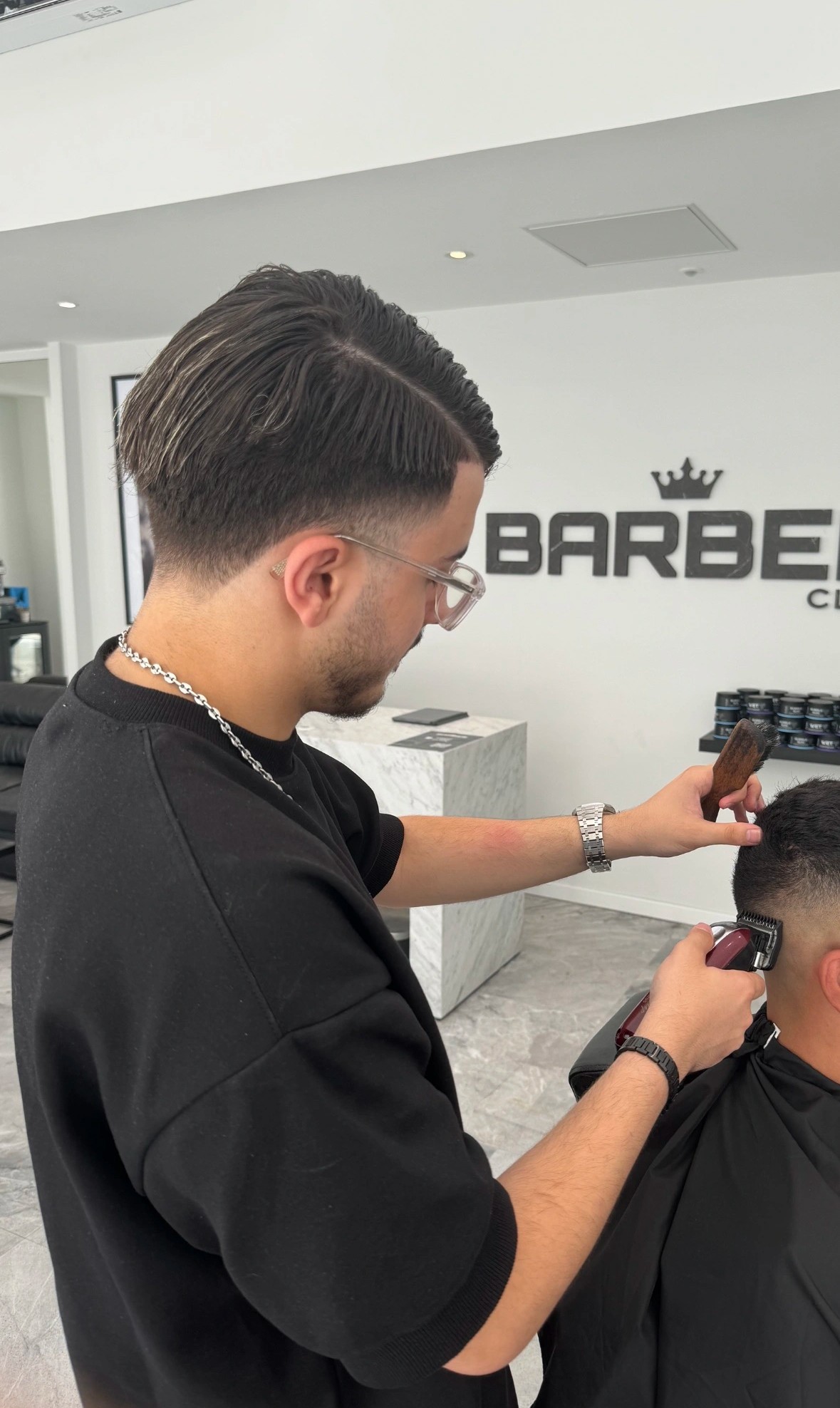 Phto d'un coiffeur du barber club grenoble