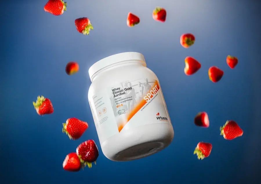 Vituoos productfoto met aarbeien rondom