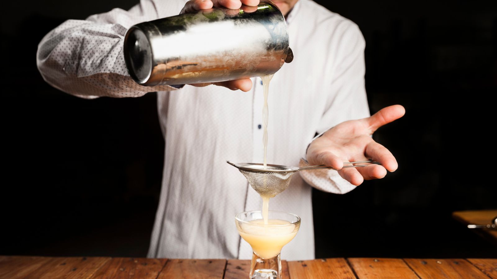 Cocktail richtig shaken und abseihen – Technik für klare, ausgewogene Drinks