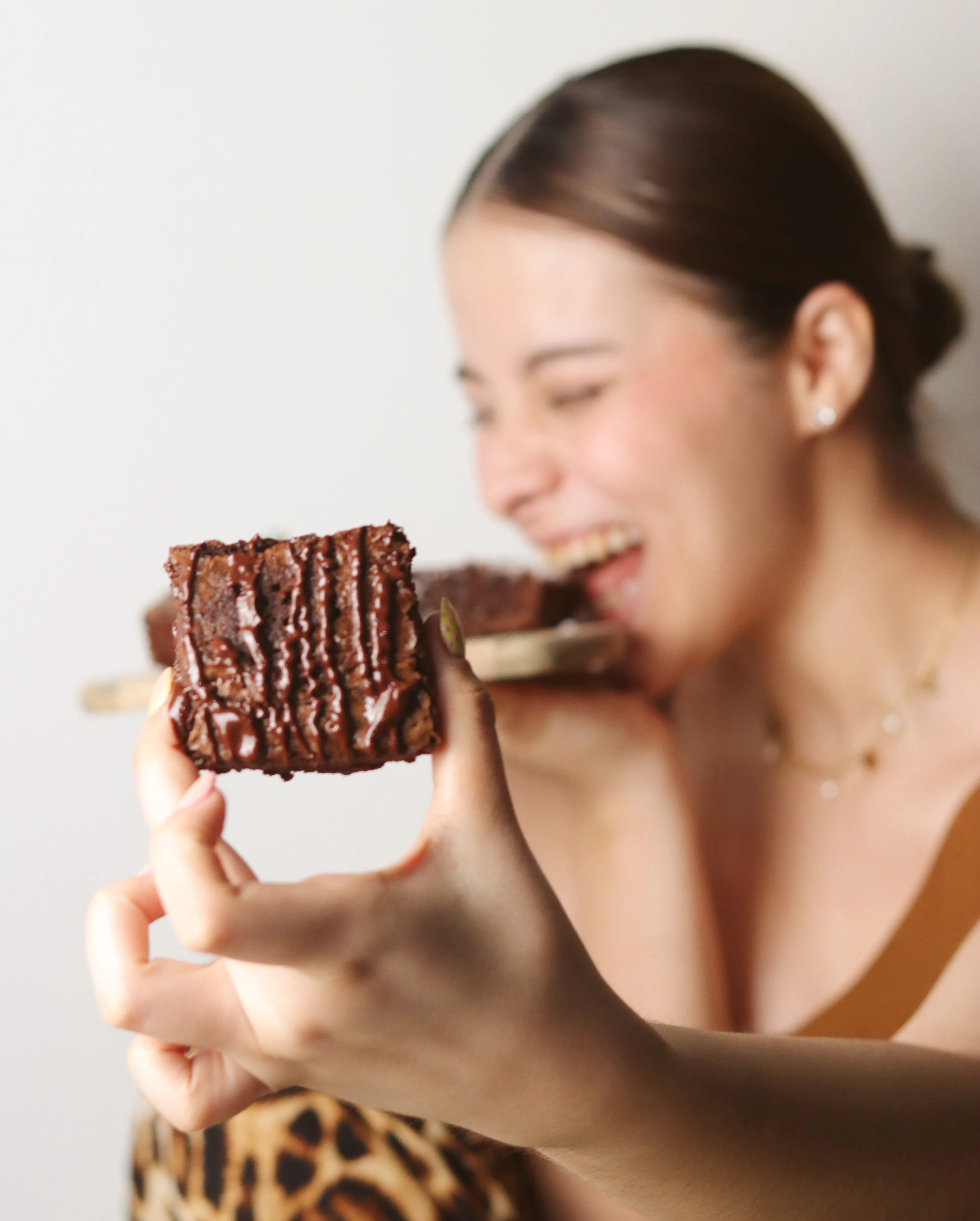 Mujer disfrutando un brownie artesanal