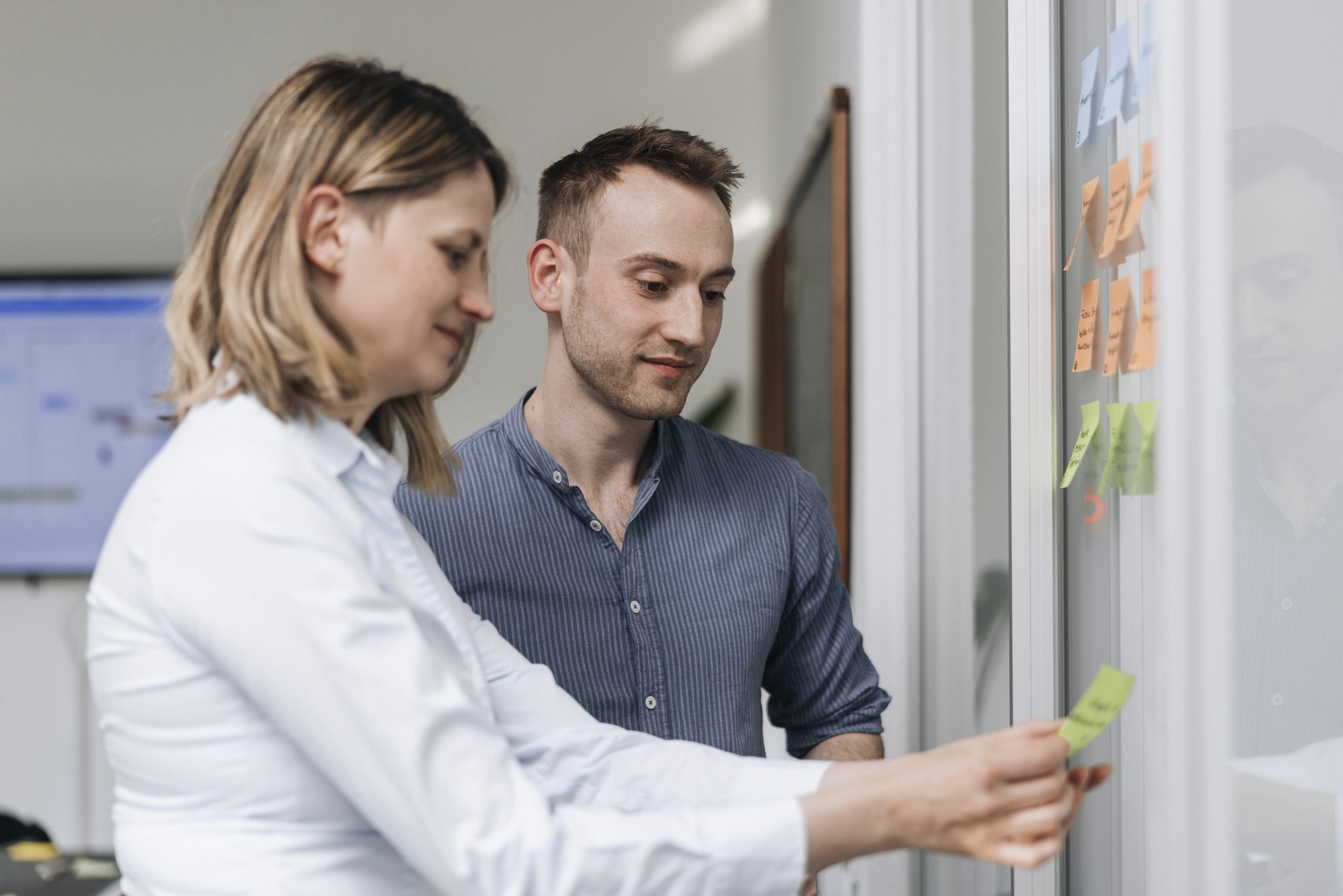 UX Agentur führt User Research Workshop mit Post-its und Service-Design-Methoden durch