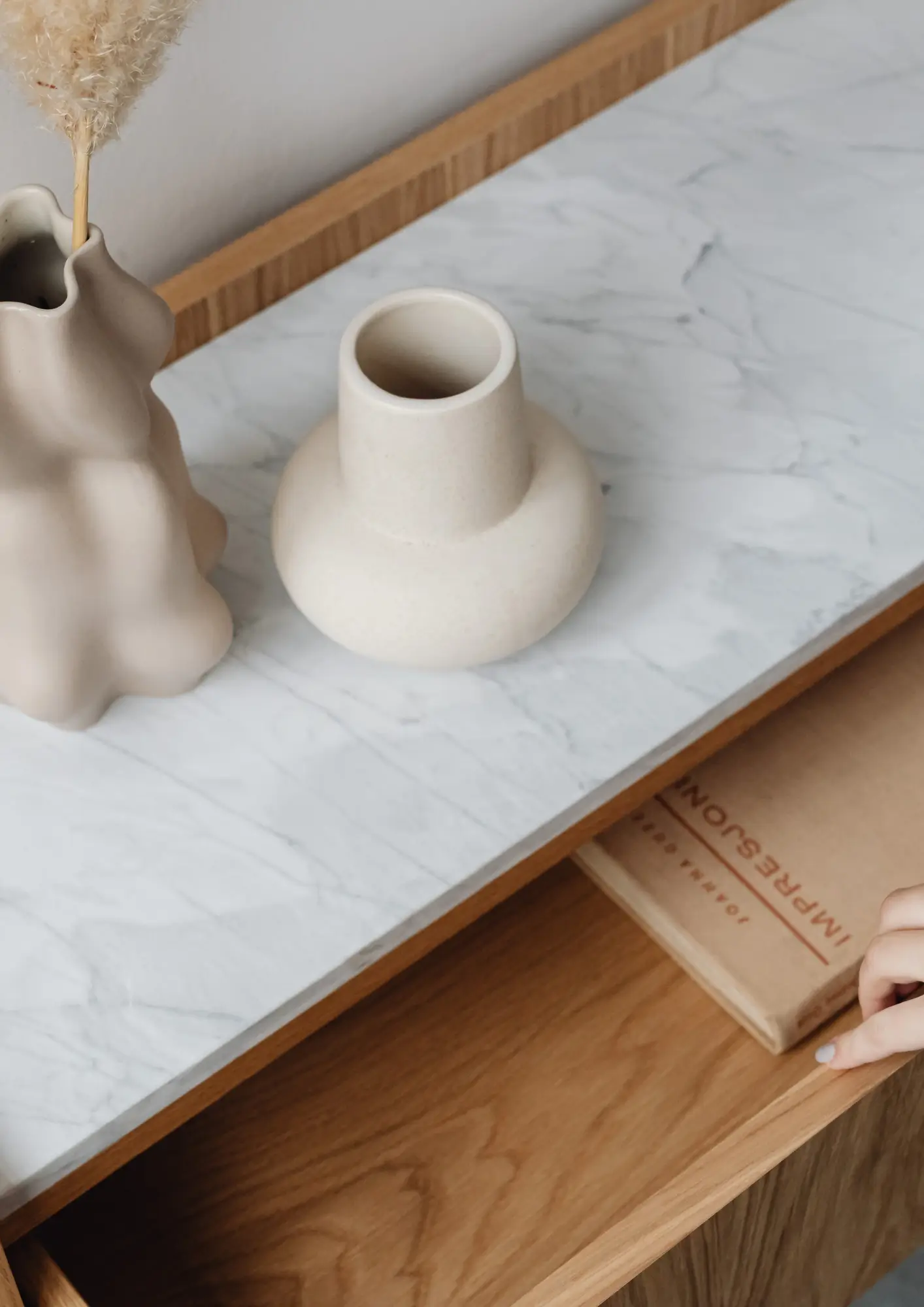 Une tablette en marbre avec des poteries blanches
