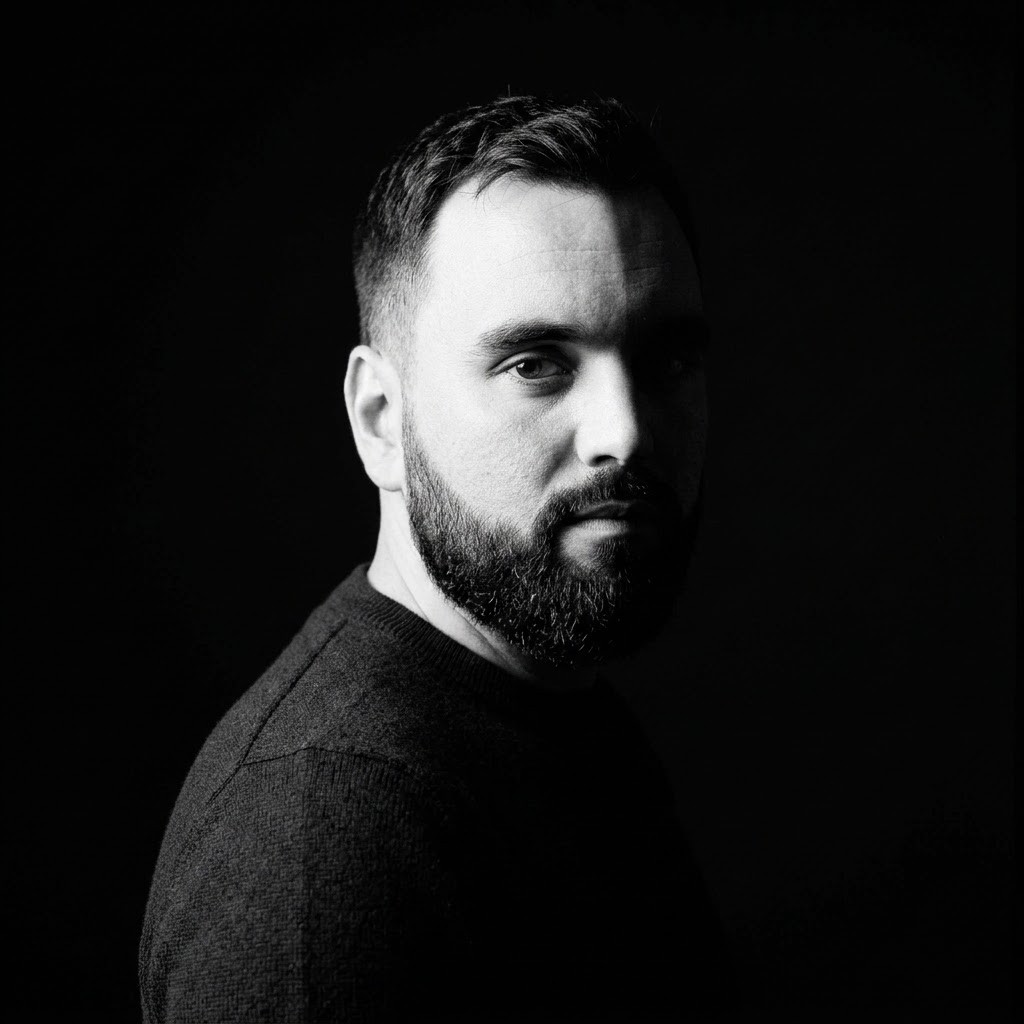 Crno-bijeli portret Vedrana Obradovića, osnivača Vizura Studio®.