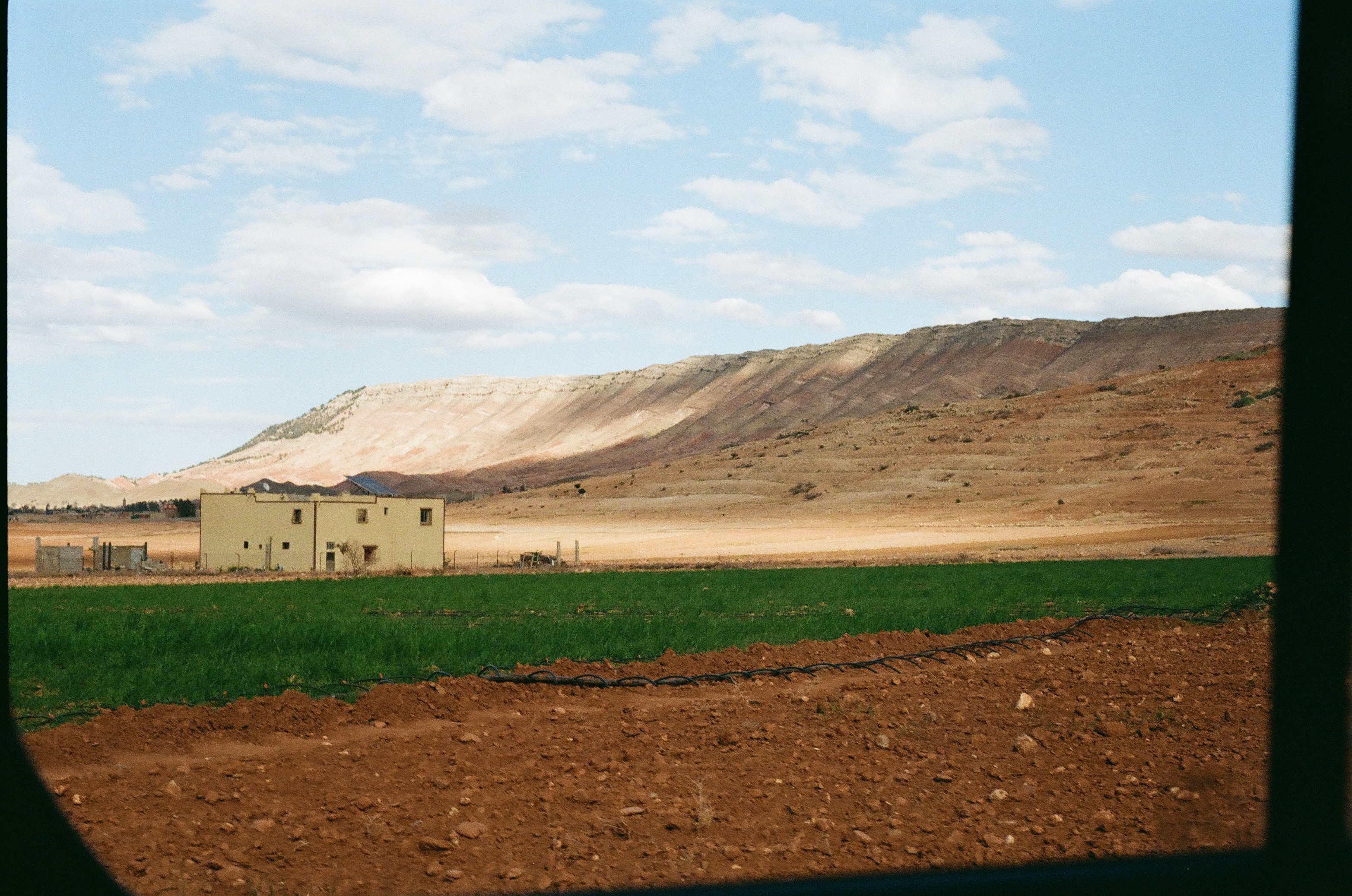 Wide view of the Dar Tasmayoun guesthouse and its Moroccan surroundings.