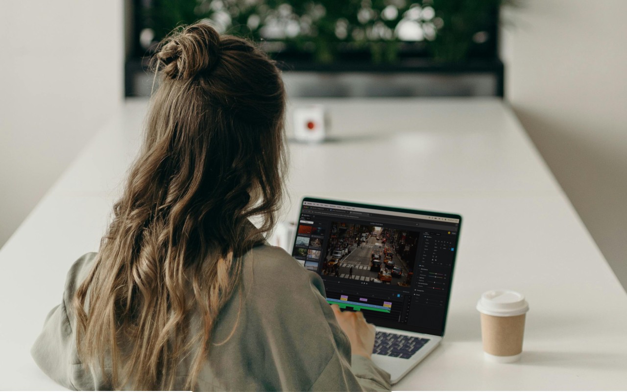 An entrepreneur editing a video in elevate.io on her laptop.