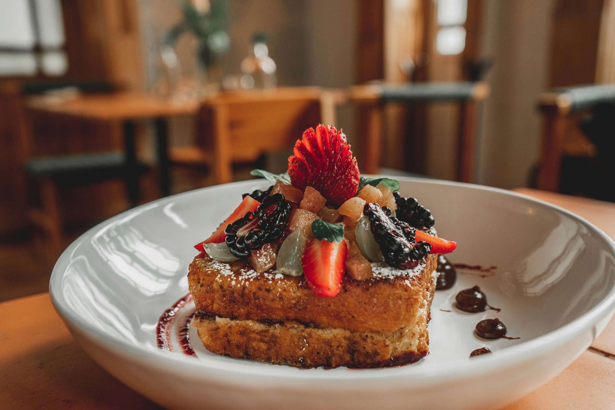 Frenchtoast mit Erdbeeren auf einem Teller