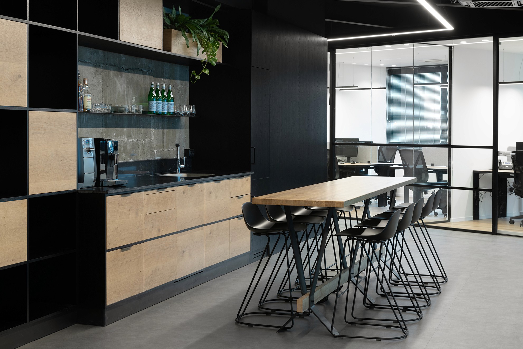 פרט נגרות: בר ישיבה מעוגל מעץ אלון טבעי – שילוב של תכנון תעשייתי ועיצוב פנים פונקציונלי