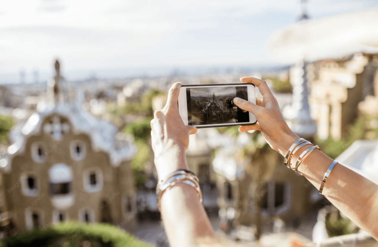 Turista a fotografar a cidade com o telemóvel