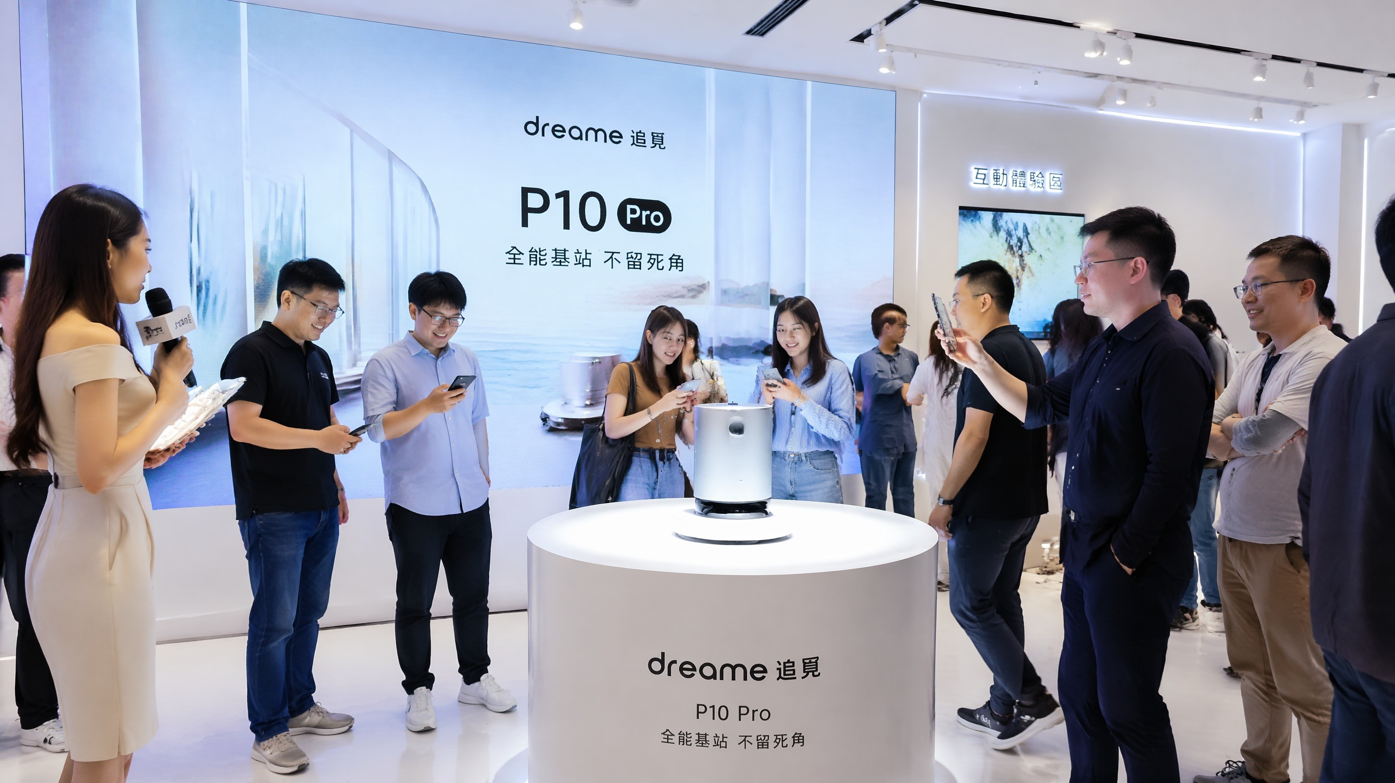 香港產品發佈會策劃現場，司儀向觀眾介紹科技產品，參觀者拍照互動，專業市場推廣活動佈置。