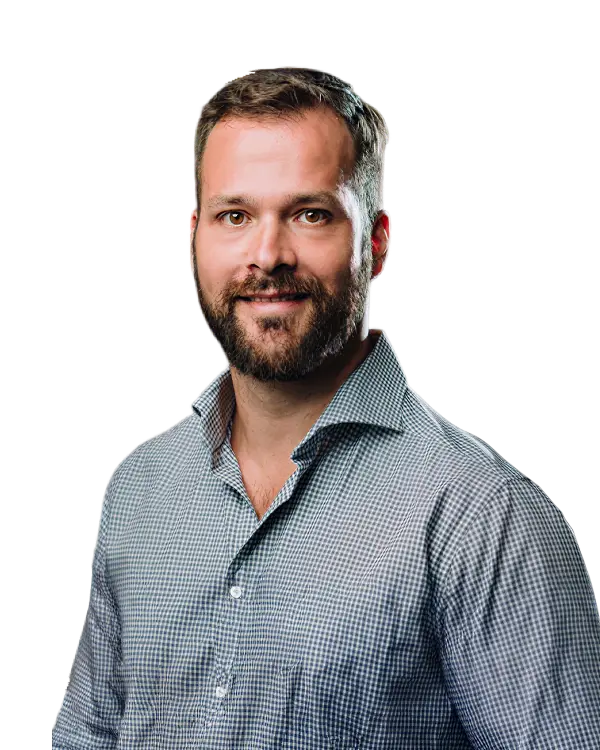 Steph Manos headshot