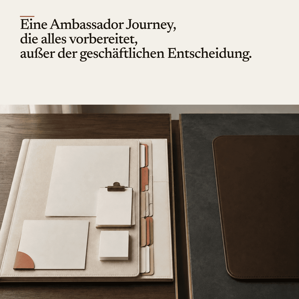 Ein aufgeräumter Schreibtisch mit einer Ledermappe, hervorstehenden Registerreitern, einem Klemmbrett und ordentlichen Stapeln leerer Karten und Blätter, neben einer leeren Leder-Schreibunterlage.