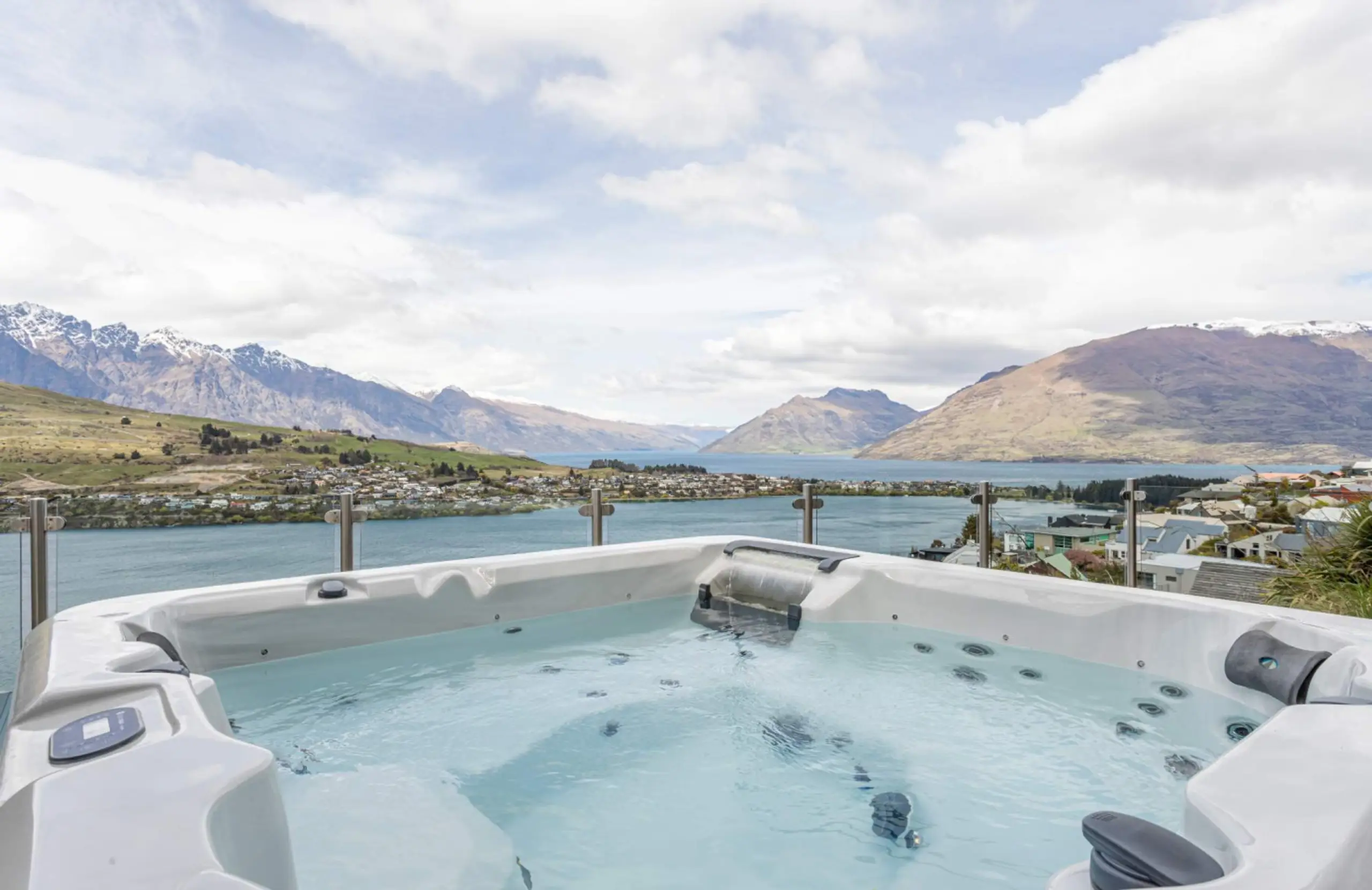 Queenstown hot tub with bubbles in front of the mountains