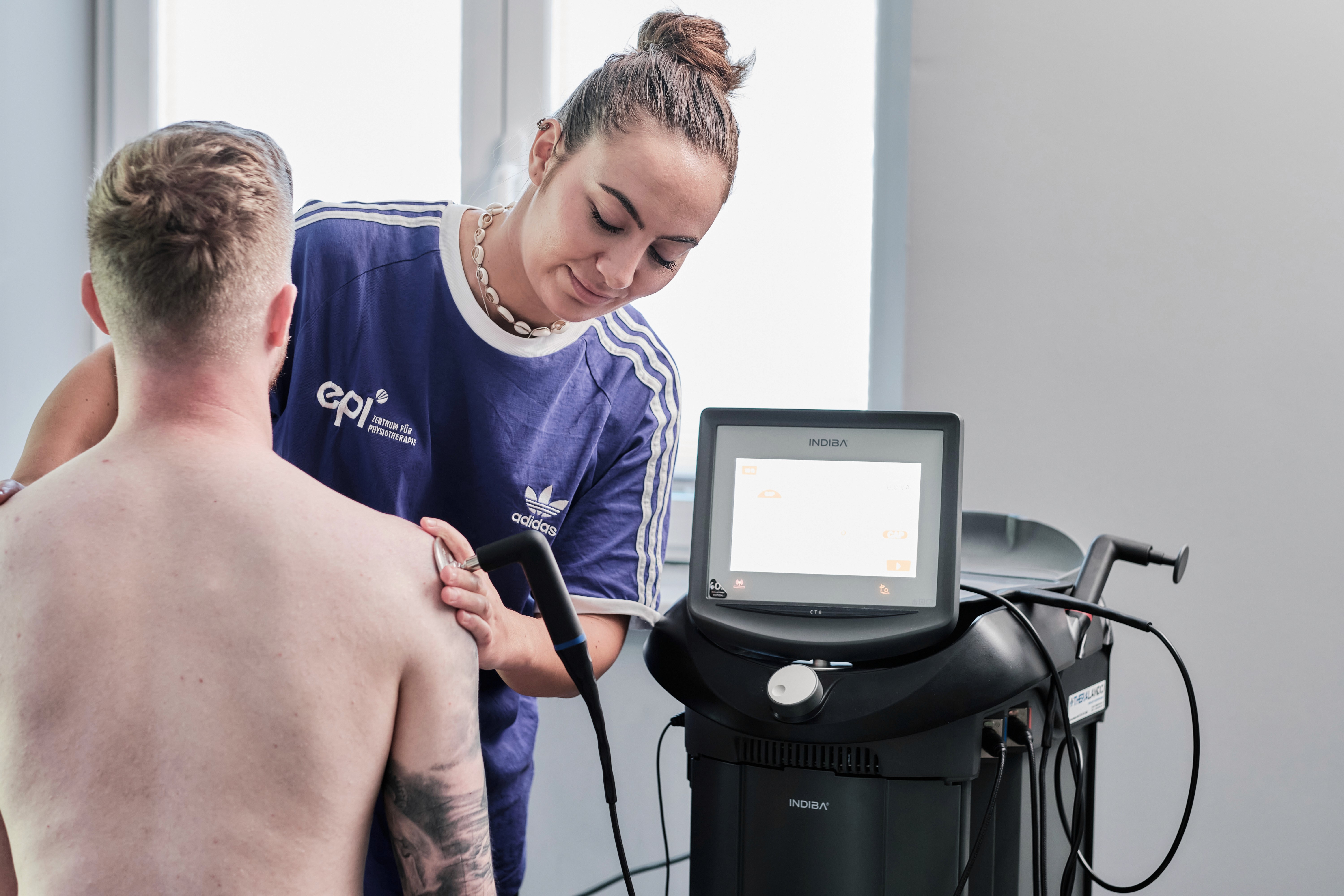 Epi Zentrum eine Frau die eine Behandlung an einem Patienten durchfuert