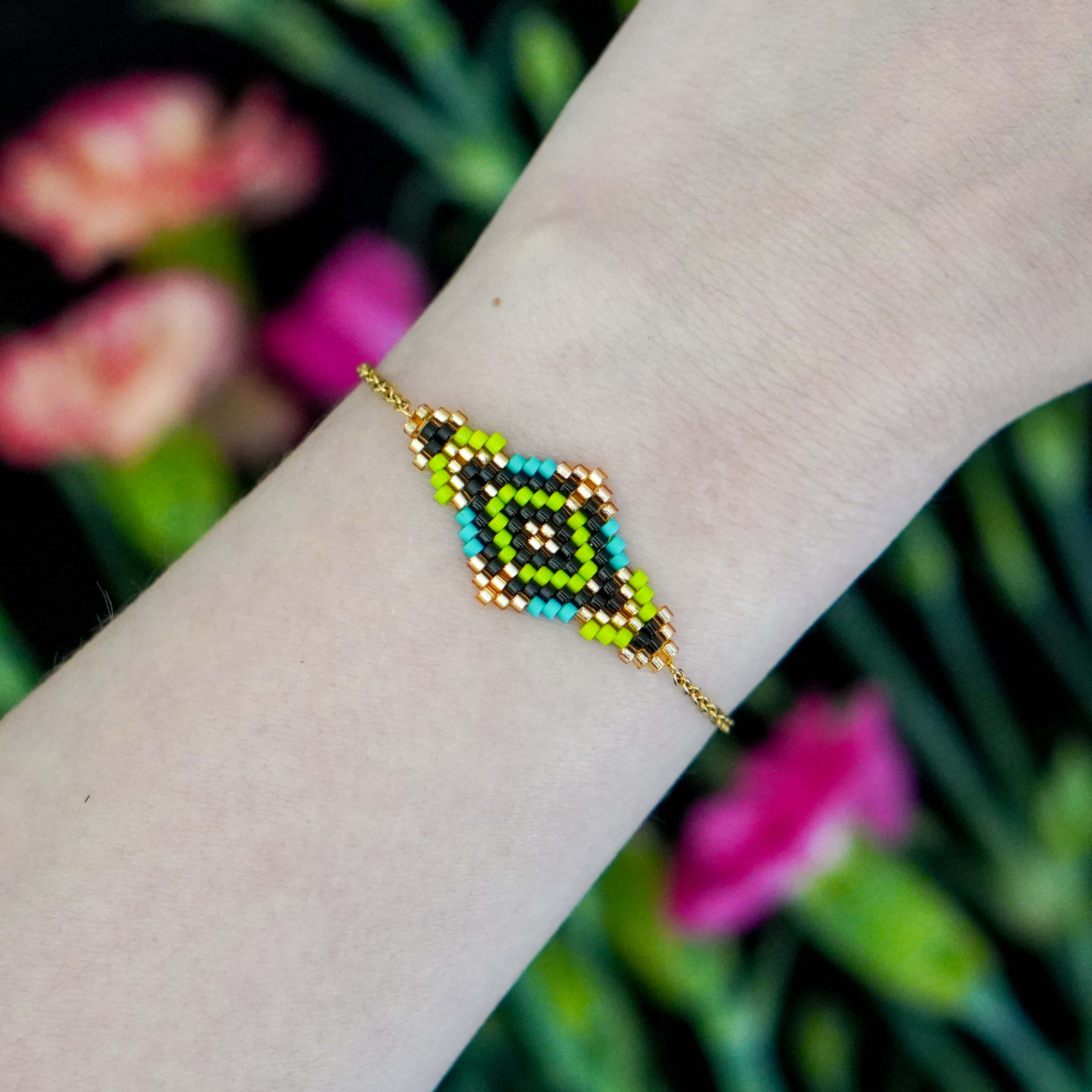 Ręcznie tkana bransoletka Geometric Vision Tropical Garden w kolorach egzotycznej zieleni prezentowana na nadgarstku