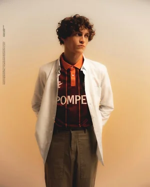Dans le lookbook de la marque Danoise Another Aspect, le mannequin porte un costume gris et une chemise blanche