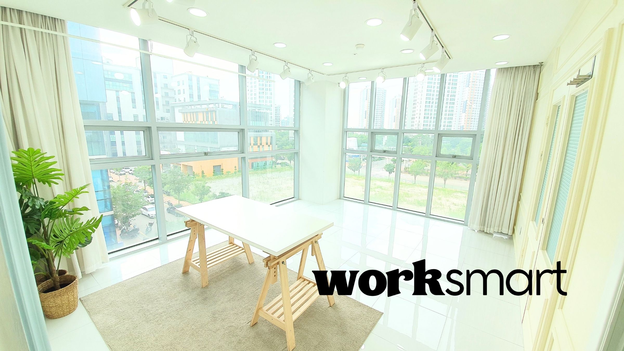 워크스마트 이지훈 대표가 2012년부터 프레젠테이션 전문가로 활동하며 파워포인트와 프레젠테이션 제작, 스킬 셀프 코칭과 브랜드 교육을 진행하는 강의 장면 이미지