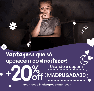 Fotolivro capa dura com imagens de pai e filhos sorrindo, sobre mesa de madeira, com promoção a partir de trinta e nove reais e noventa centavos e frete fixo de quinze reais