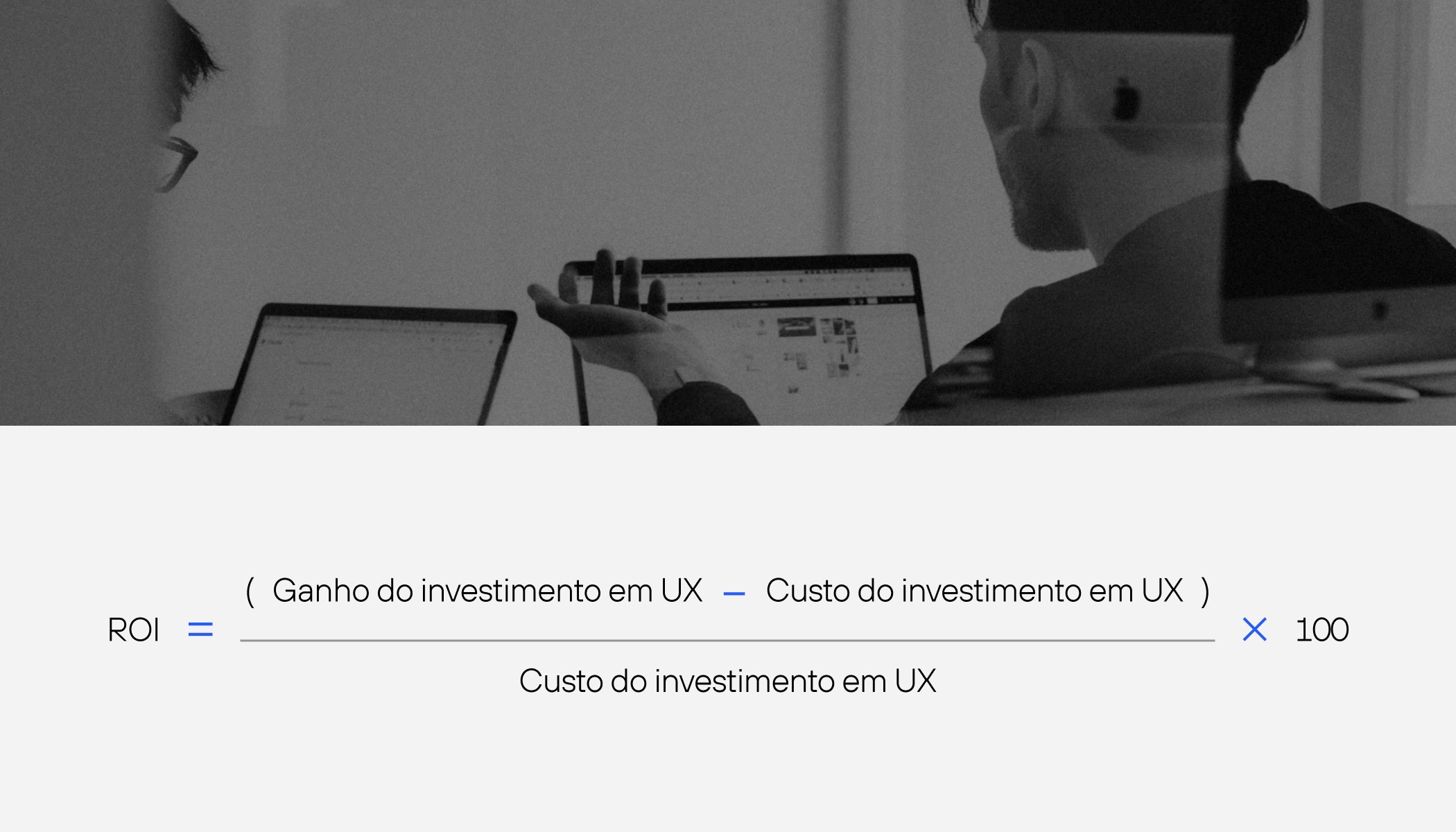 pessoas conversando em frente a tela de laptops. fórmula para calcular a roi da ux escrita na imagem