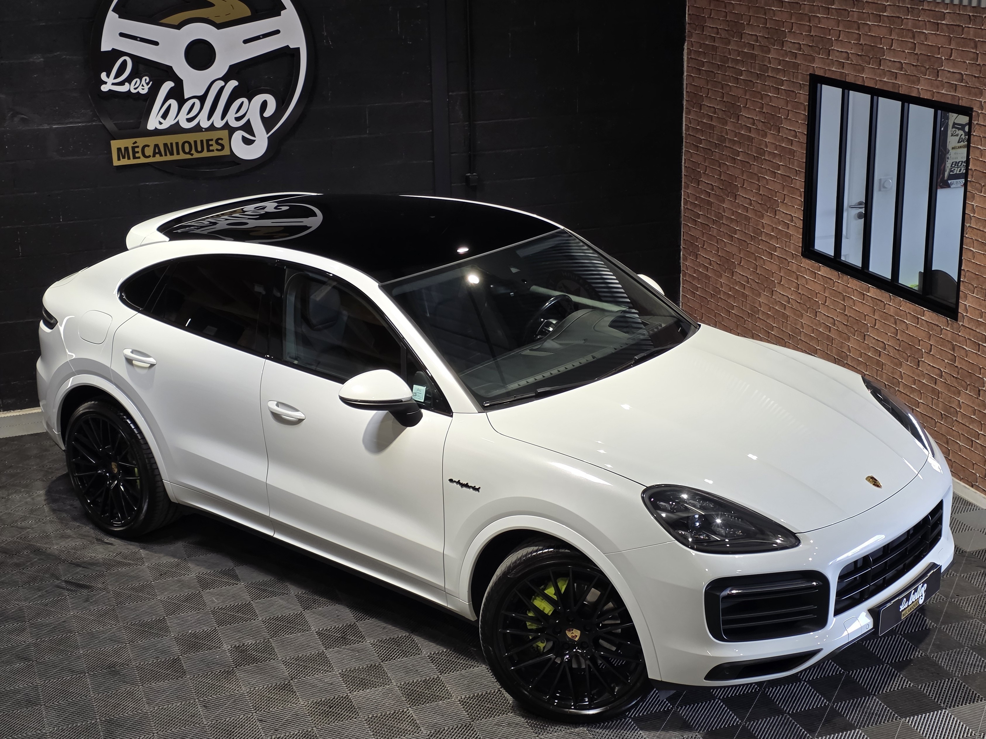 Vue aérienne du Porsche Cayenne Coupé E-Hybrid blanc, toit noir, ligne fastback, Les Belles Mécaniques Martignas-sur-Jalle