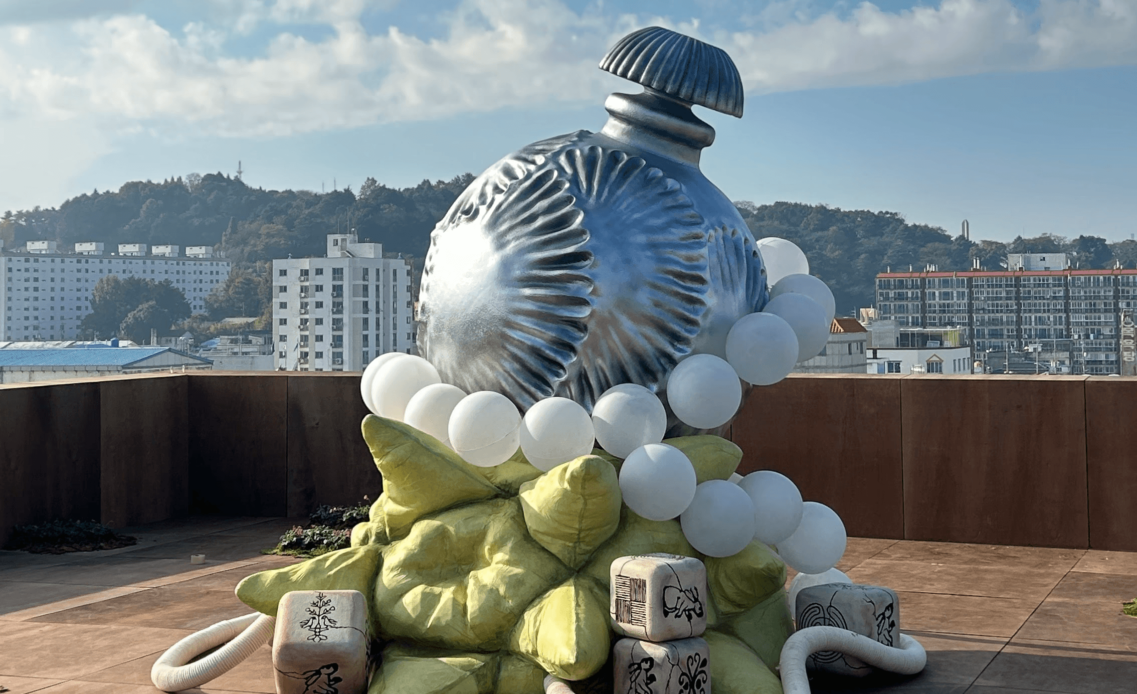  KiiiKiii 'GROUNDWORK' MV 촬영용 대형 조형물, 옥상 설치 완성 전경 — Team Lorem 조형물 제작 / KiiiKiii 'GROUNDWORK' MV large-scale sculpture, completed rooftop installation — fabricated by Team Lorem