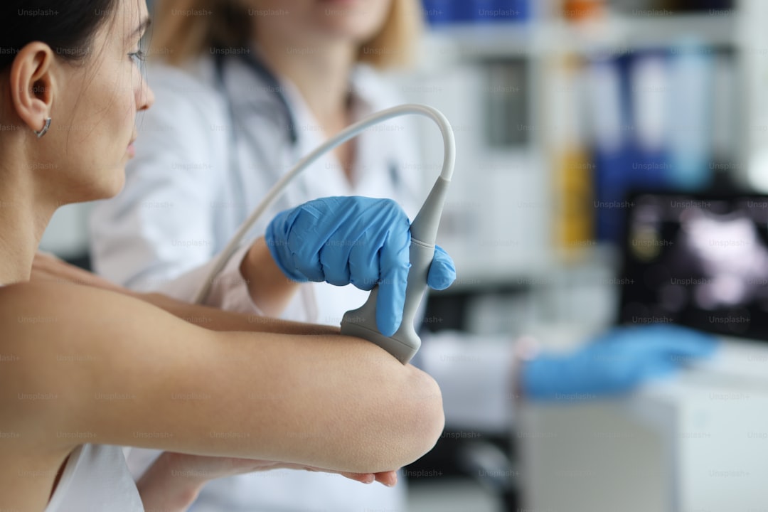 Diagnostic médical par échographie du coude, professionnel de santé en action.