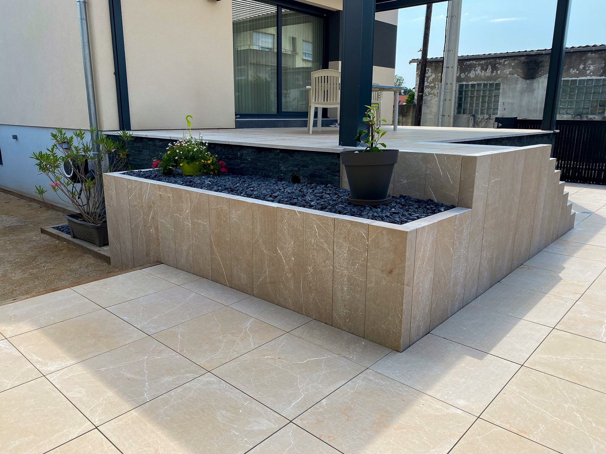 Jardinière sur-mesure en carrelage extérieur à Rosenau par Acqua Terra, expert en aménagement paysager dans le Haut-Rhin