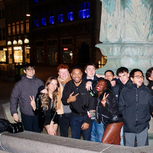 En lille men skør hverdags pubcrawl gruppe i en (tom) springvand