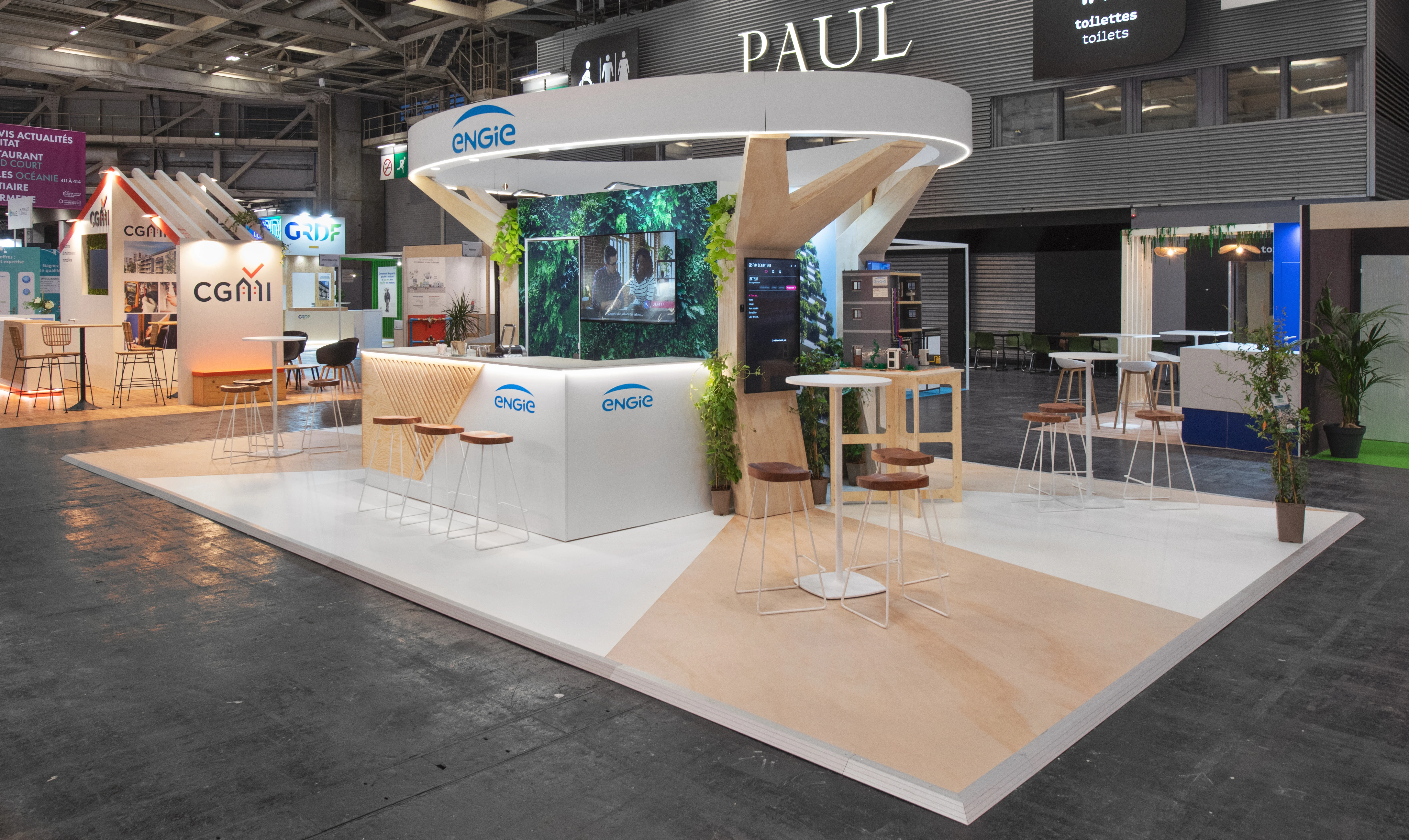 espace ENGIE salon USH 2025 avec comptoir d’accueil et écrans intégrés