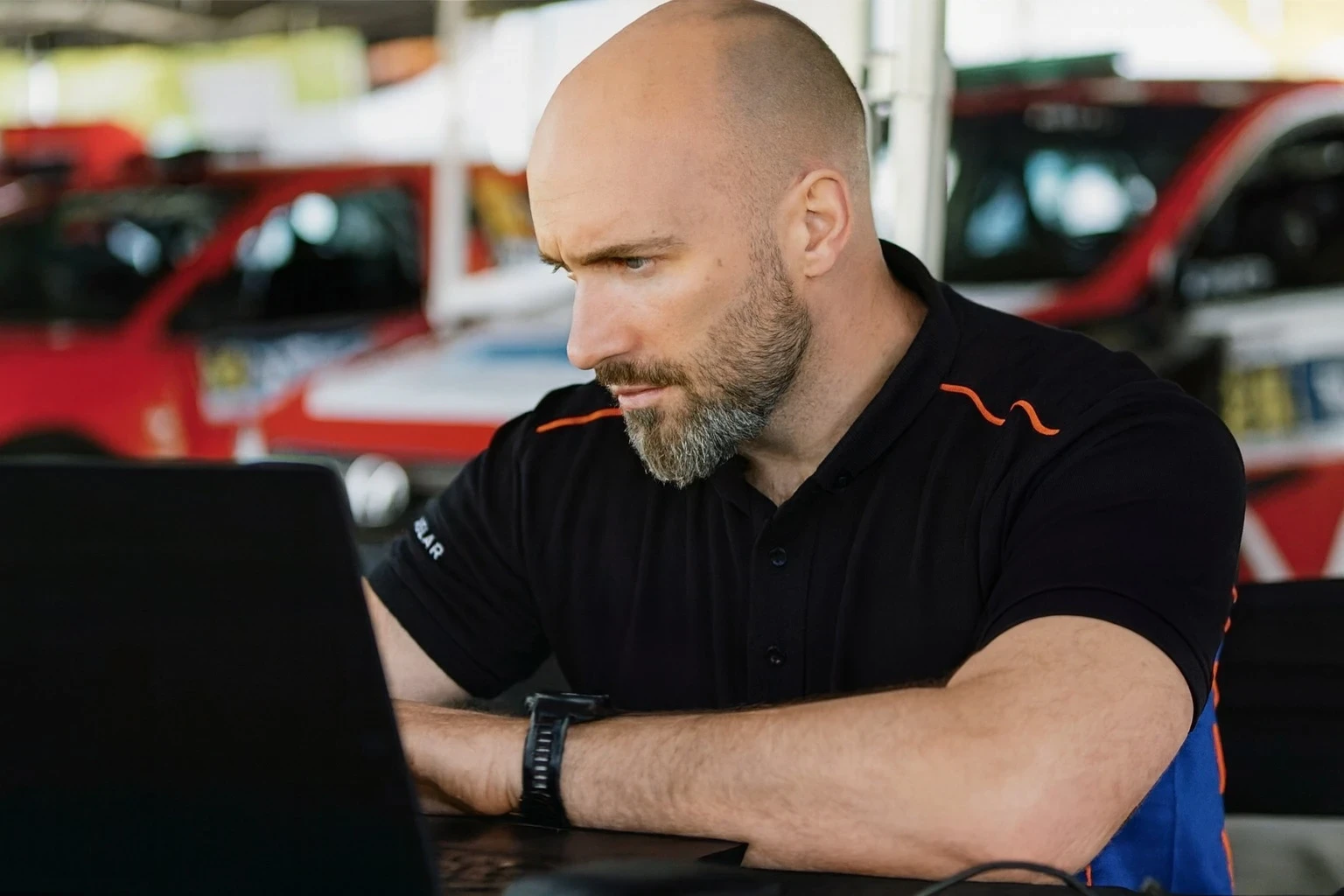 Rally engineer supporting performance optimization during rally competition