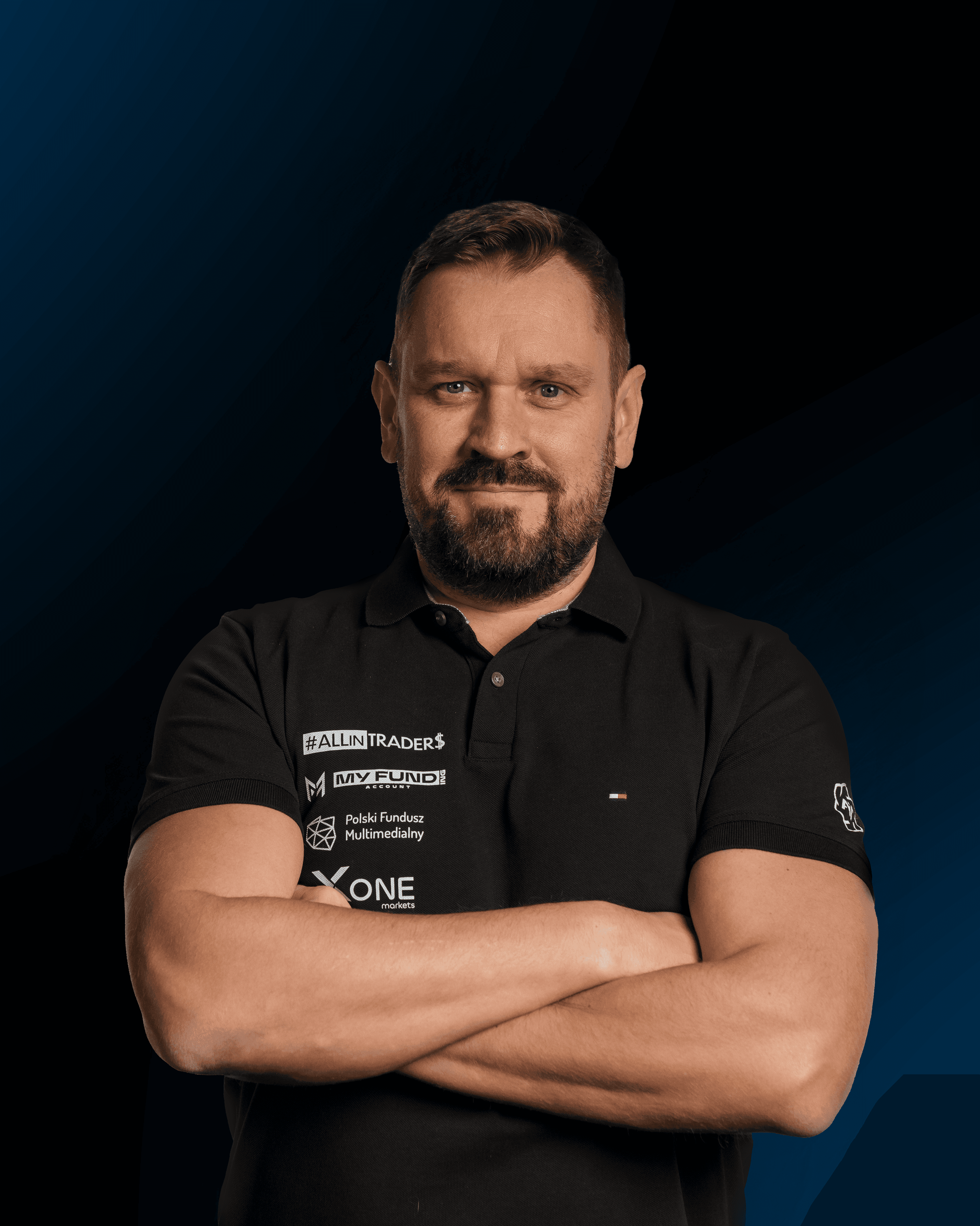 Trzy osoby w różnym wieku pracujące wspólnie przy biurku, patrzą na ekran laptopa i uśmiechają się. W tle tablica z wykresami i diagramami.