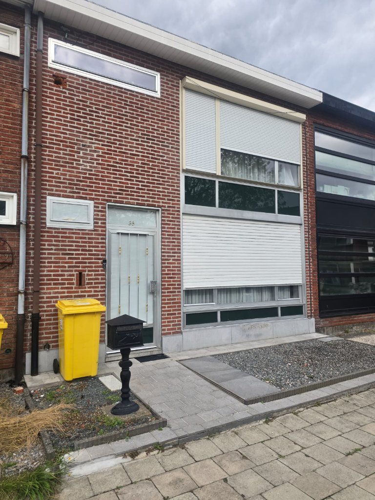 Voor en na gevelrenovatie met nieuwe voordeur en garagepoort