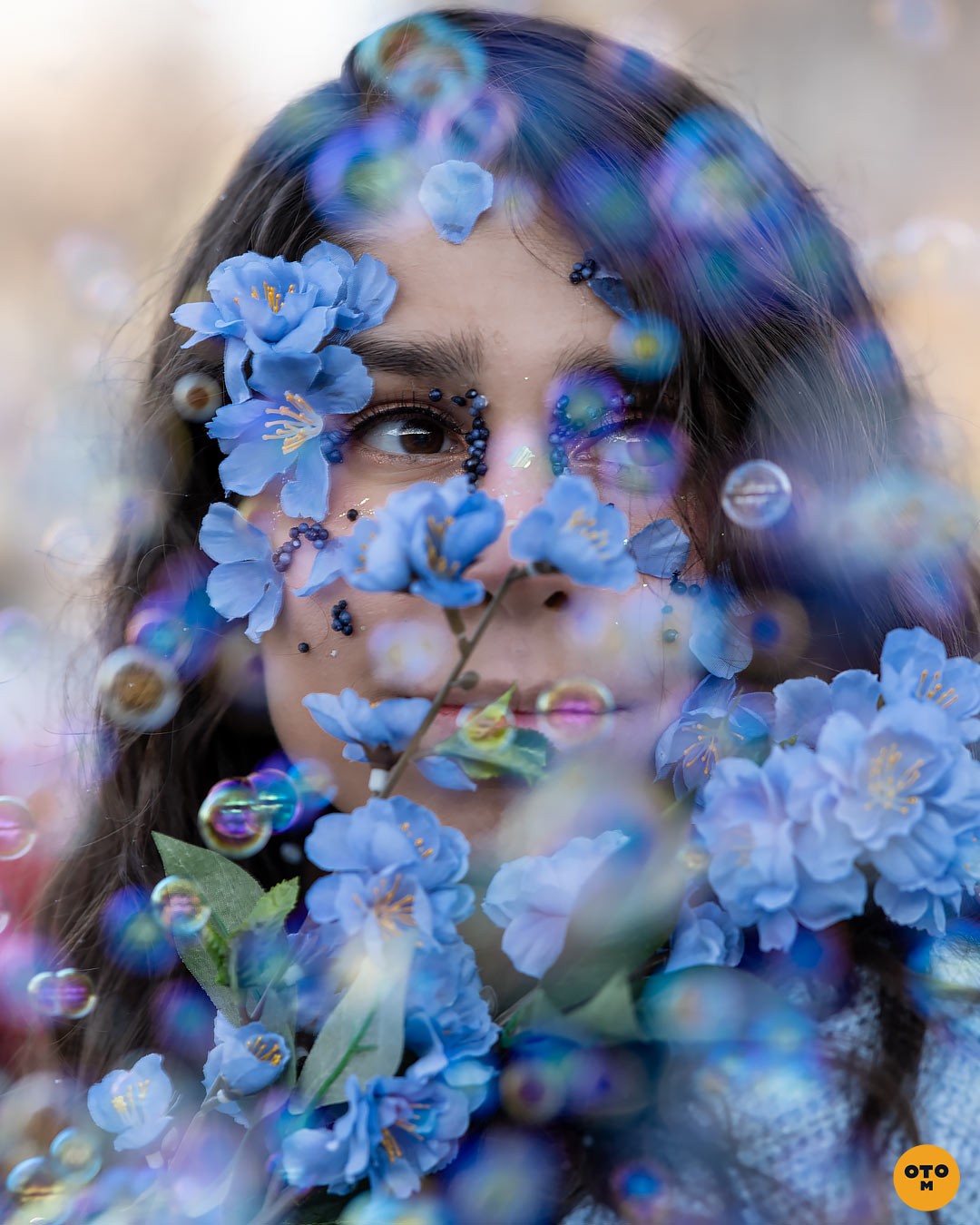Blue flowers and bubbles, portrait photoshoot with emi.tela. photo credit @otrominuto