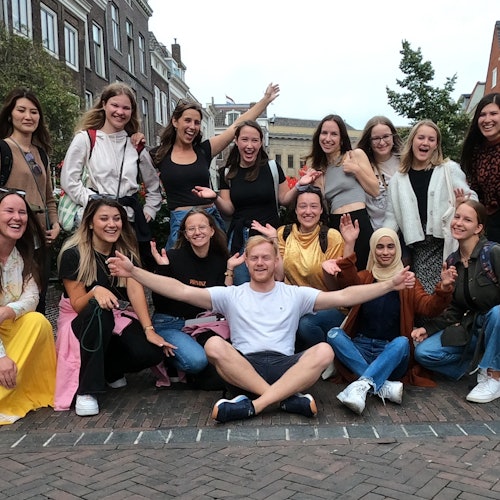 Grupp av turister på en guidad vandringstur