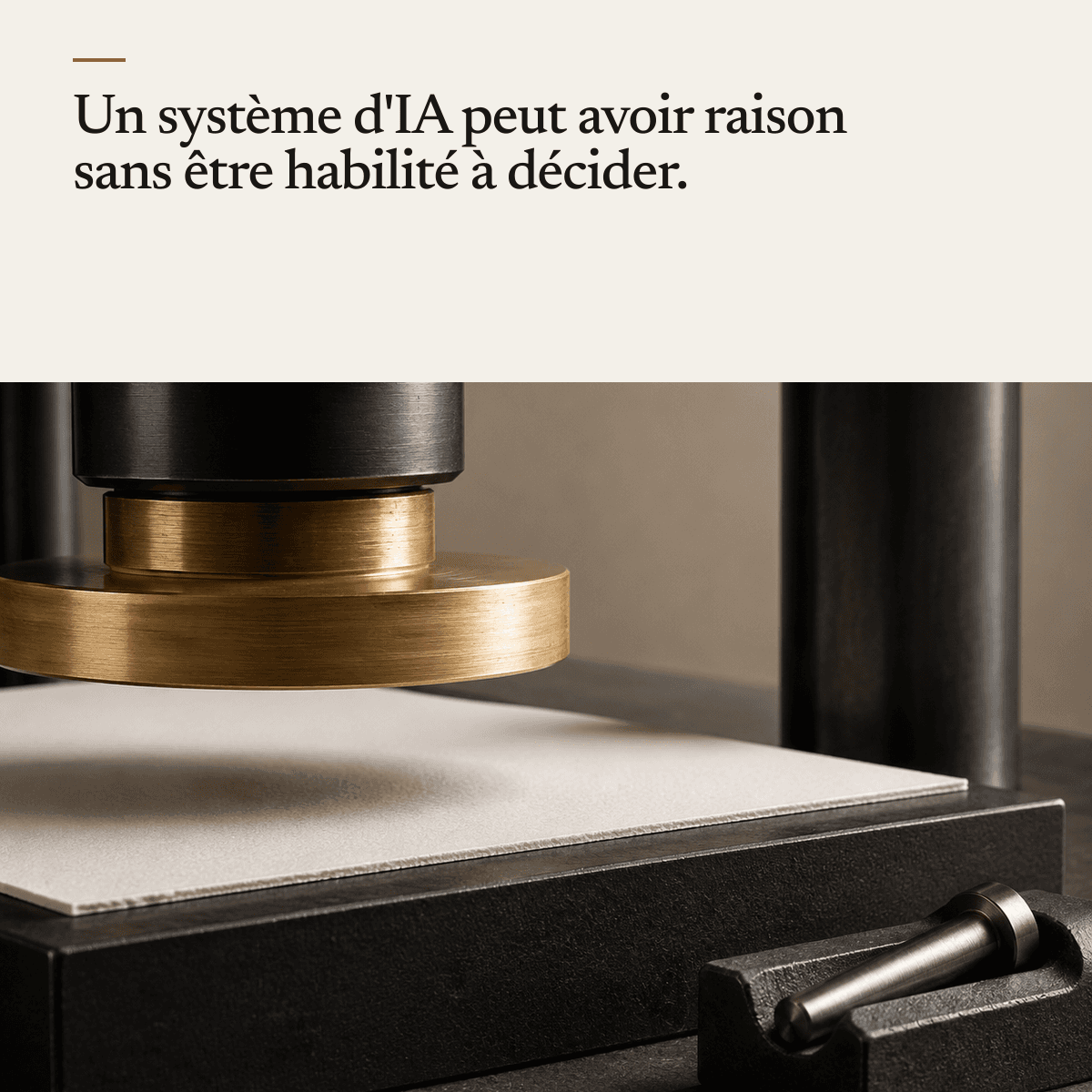 Une lourde presse noir et laiton est suspendue juste au-dessus d'une feuille de carton vierge sur un socle sombre ; la matrice ne touche pas tout à fait le papier.
