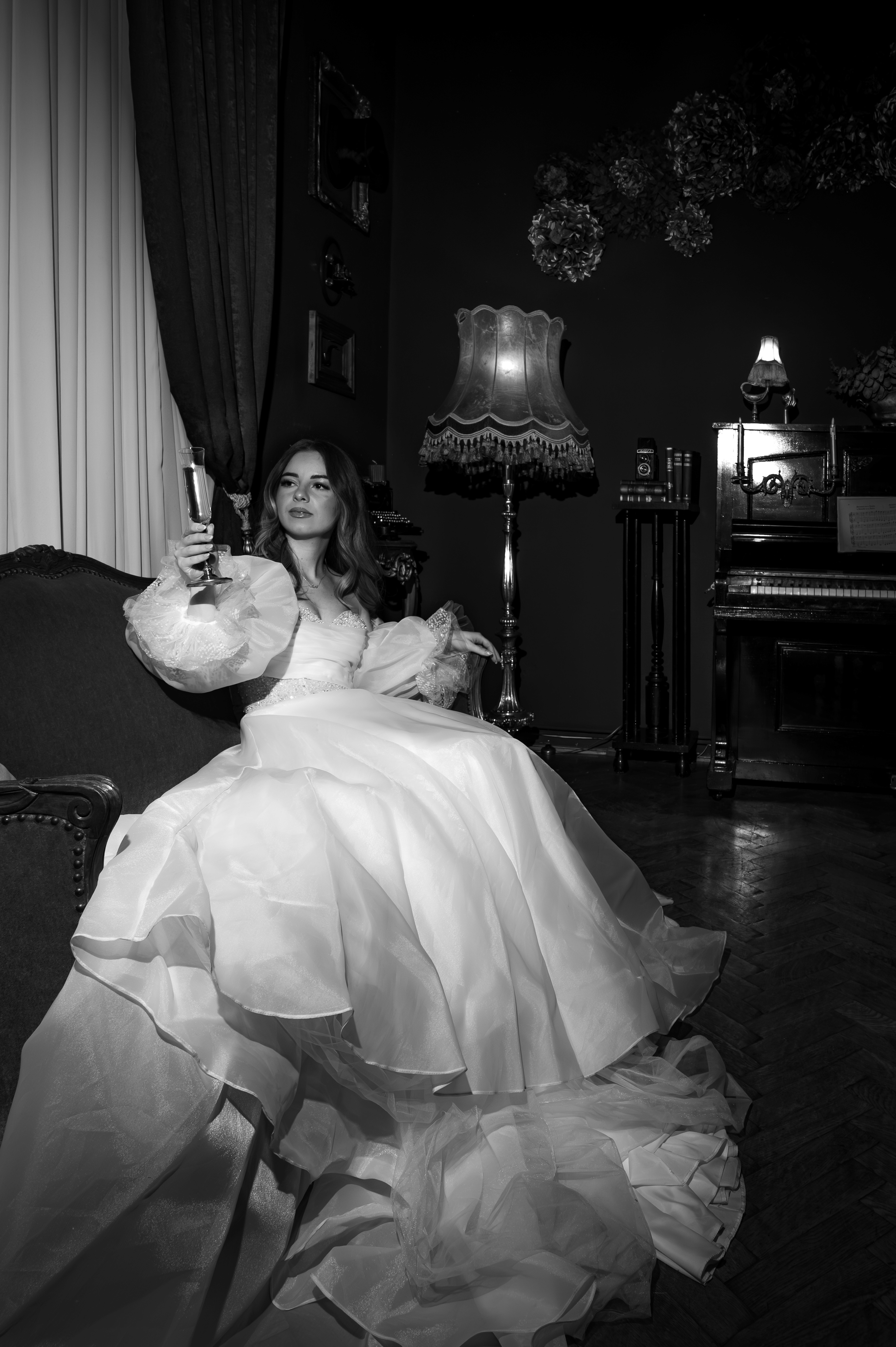 Mireasă alb-negru cu pahar de șampanie, ambient cinematografic, fotografie artistica nuntă Radu Iordan