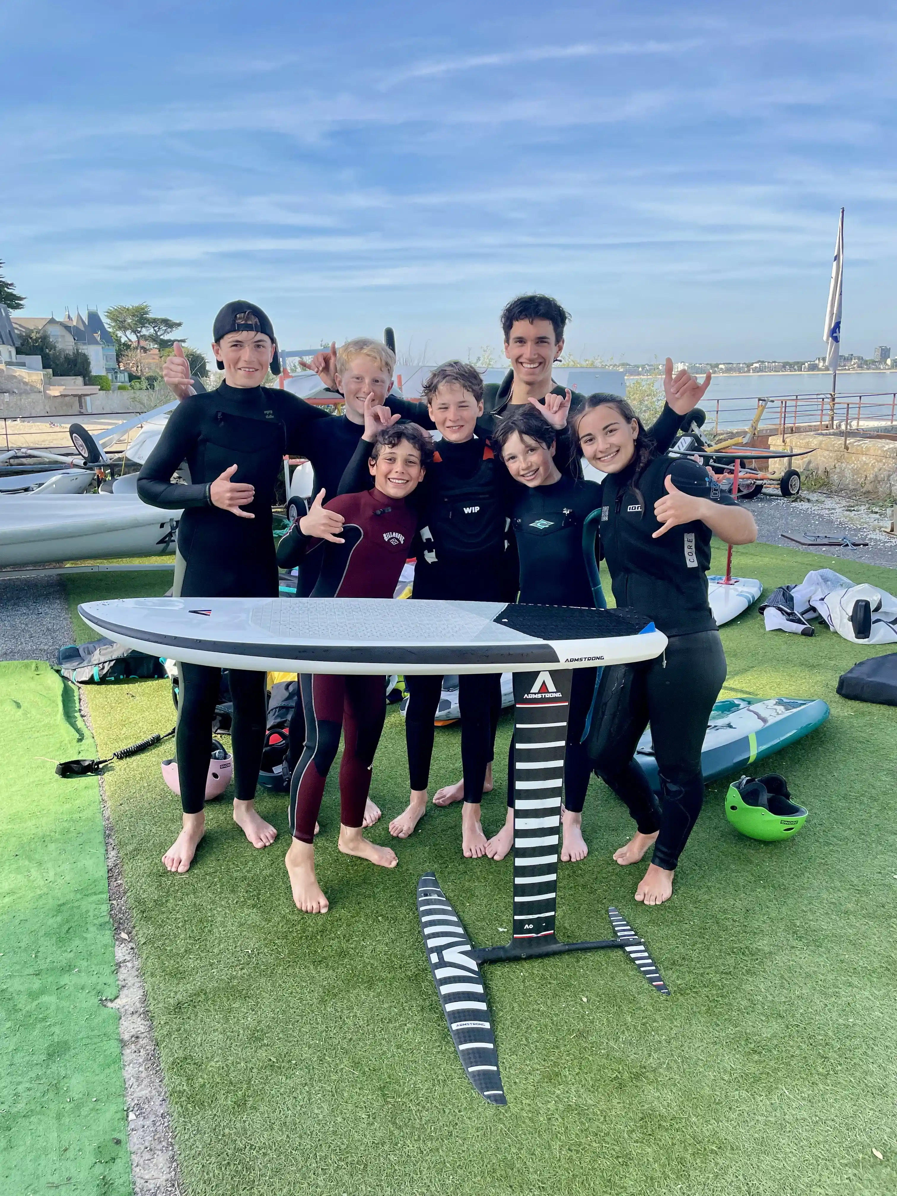 Un groupe -16ans en stage de foil à la Baule heureux de naviguer
