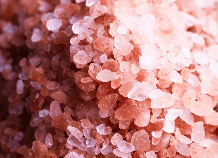 Granules on pink himalayan salt