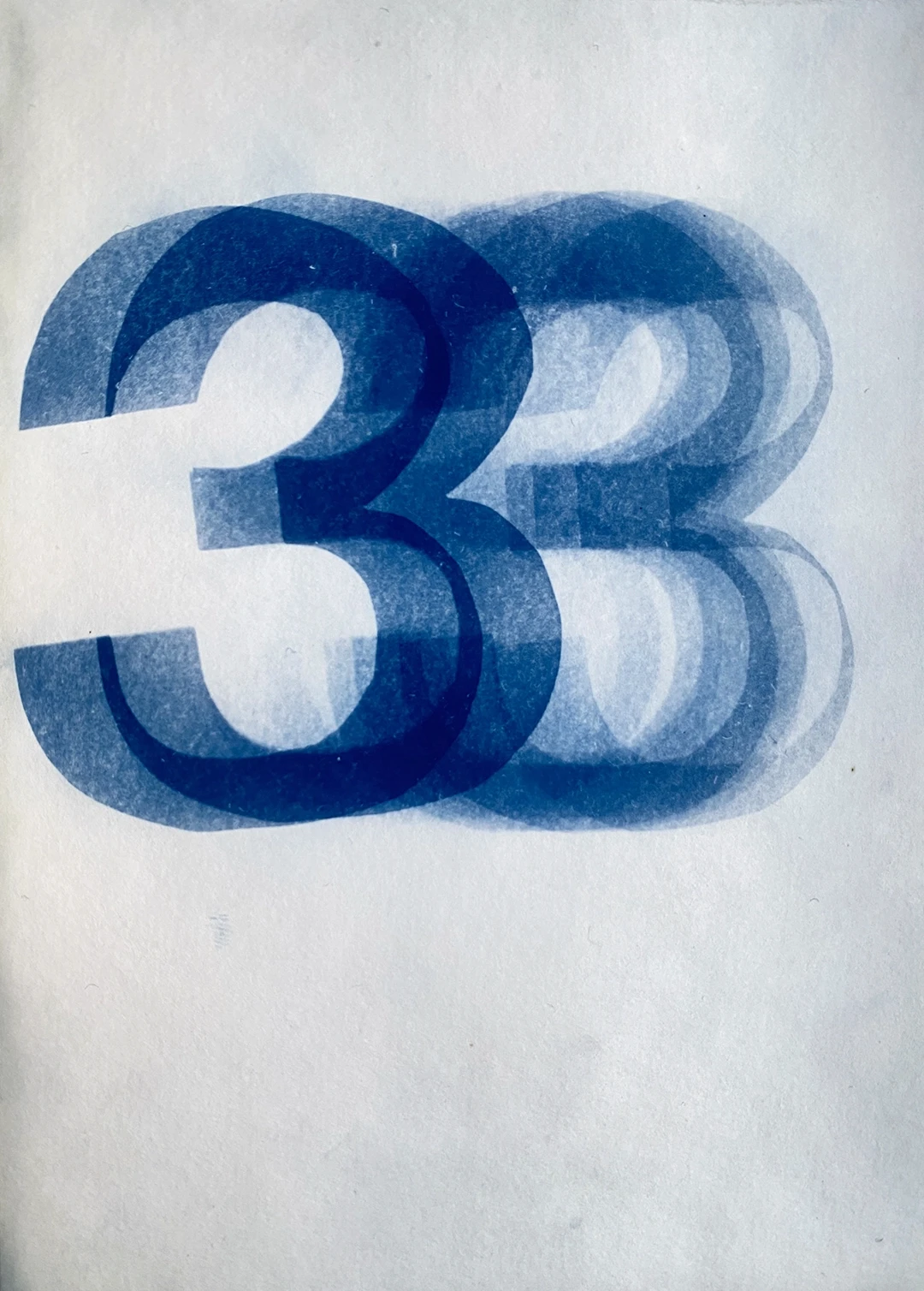 Serie von analogen Blaudrucken auf Aquarellpapier, Designprojekt zur Untersuchung von Unschärfe und Kontrast in der Cyanotypie.