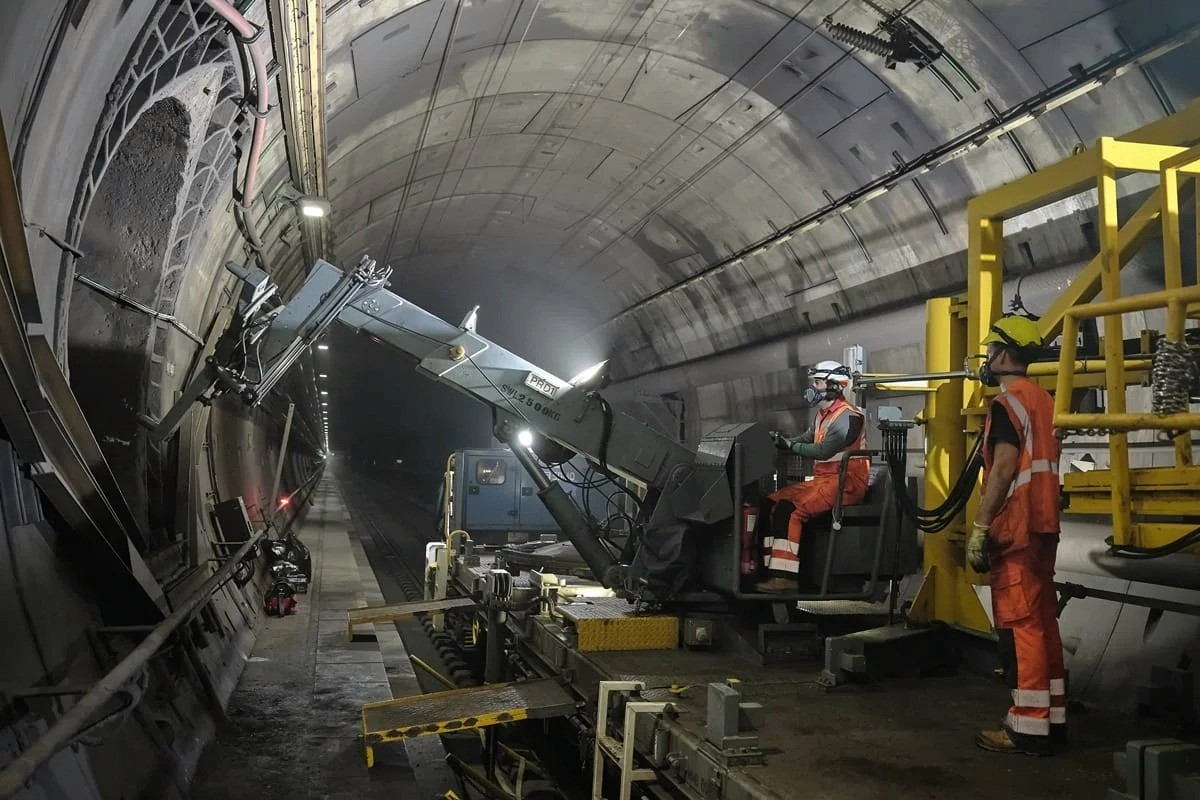 Ouvriers en tunnel de maintenance souterrain — photographie technique Lille | Anteale Yann Manac’h 2025