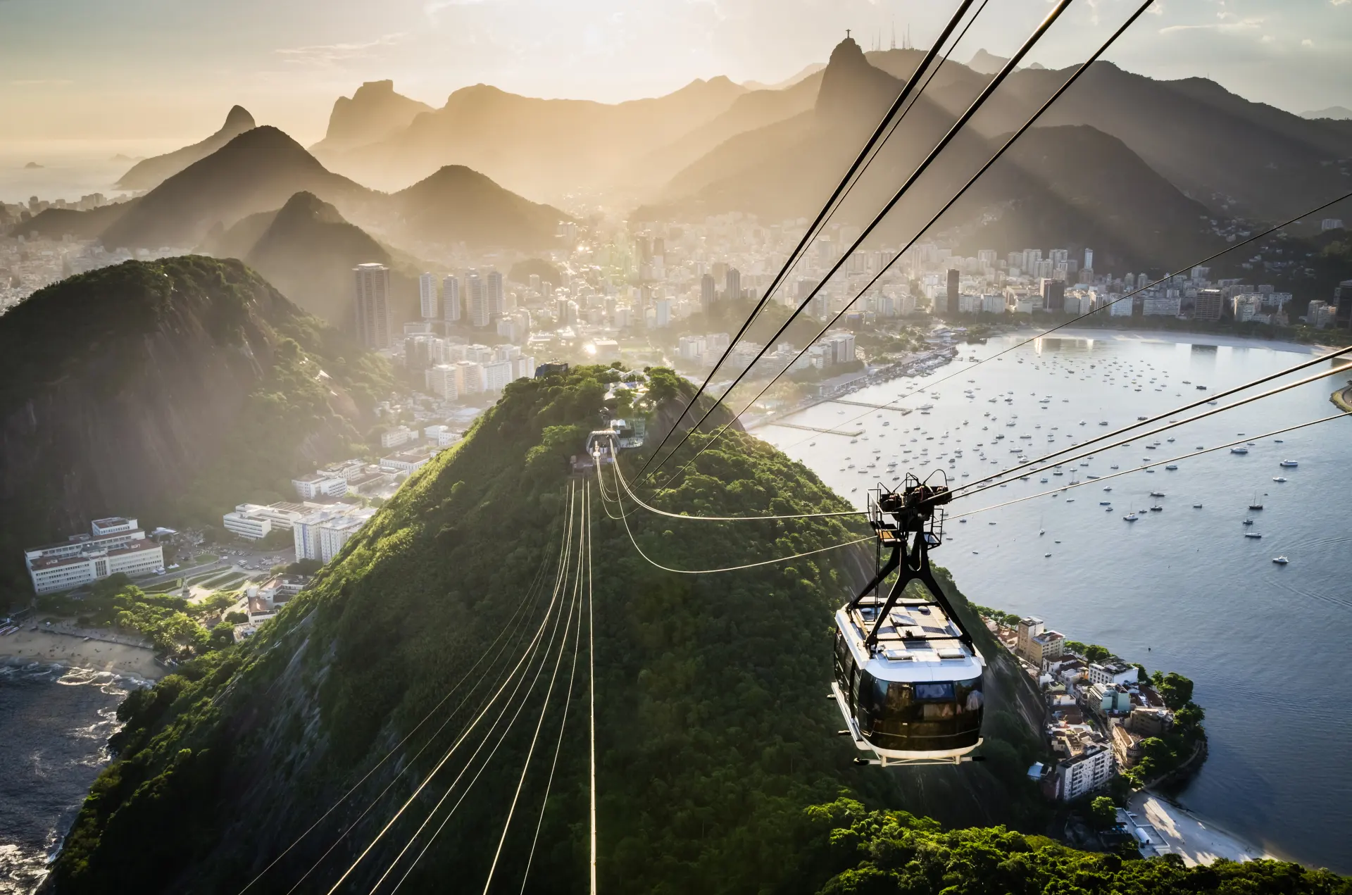 Teleférico sobre paisaje exótico para viajes internacionales seguros con asistencia Allianz Murcia