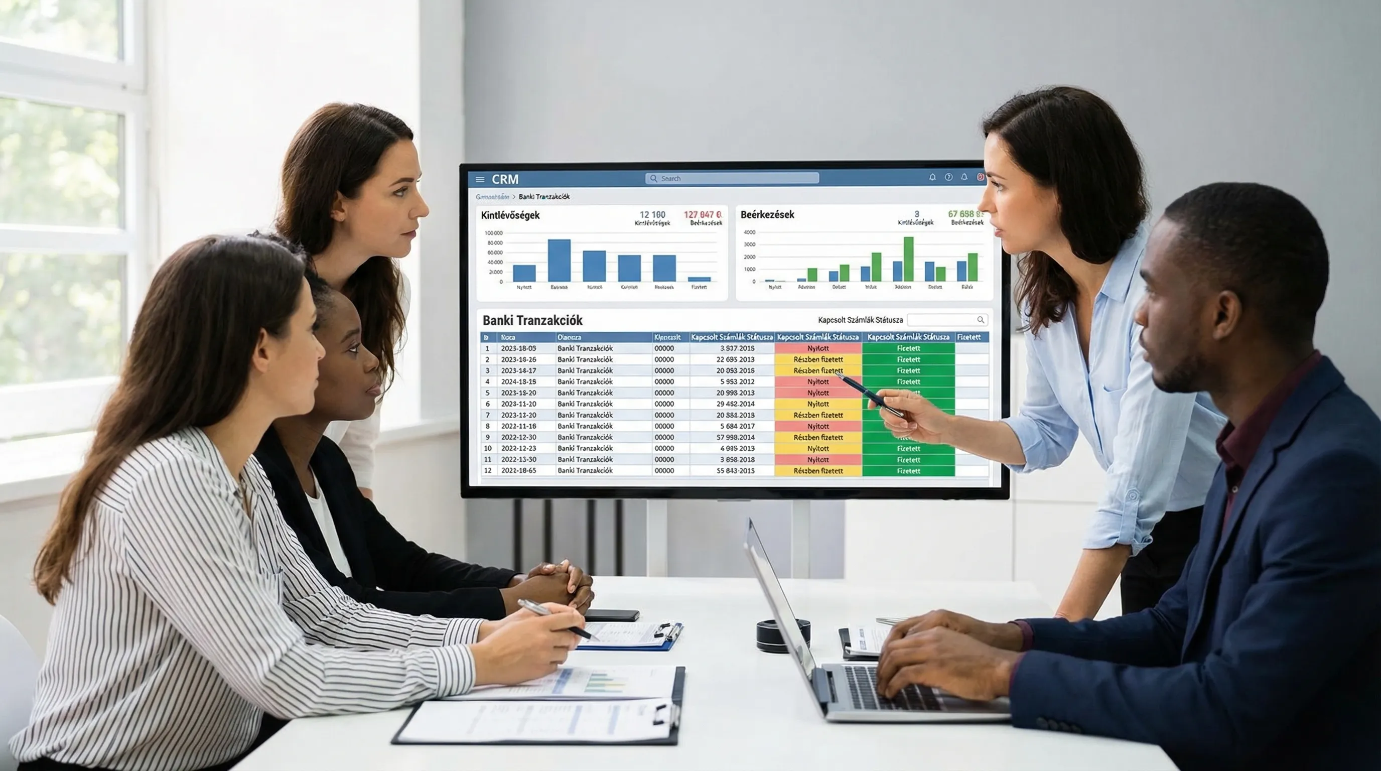 KKV pénzügyi csapat egy CRM felületen dolgozik, ahol egy táblázatban banki tranzakciók látszanak és mellettük a kapcsolt számlák státusza (nyitott, részben fizetett, fizetett), felül egyszerű dashboard kintlévőség és beérkezések bontásával.